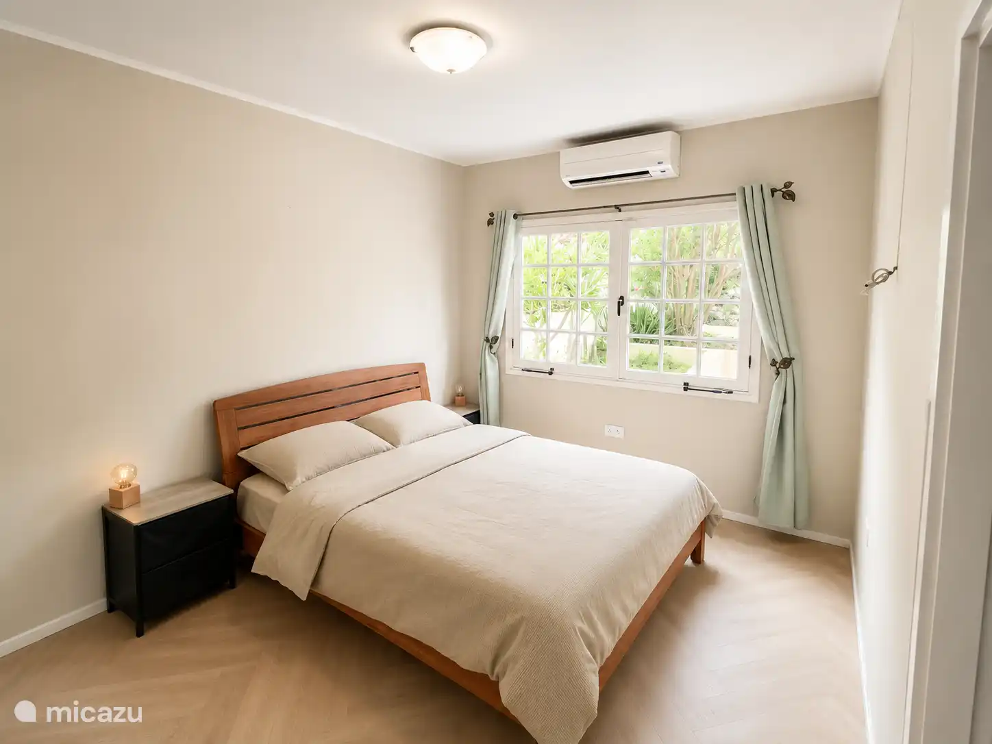 Dormitorio 1
Cama lateral queenal
A continuación, un baño privado + inodoro