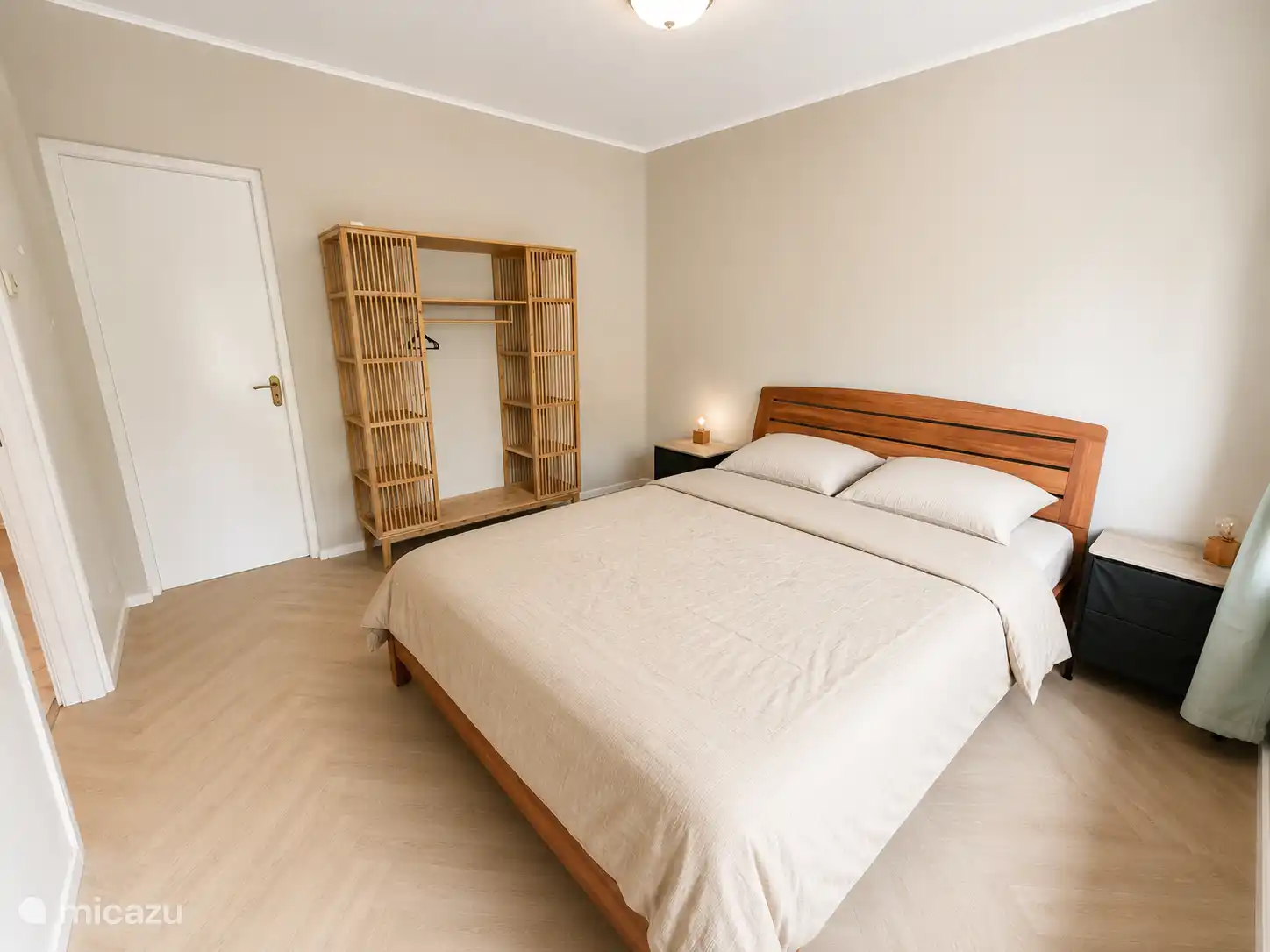 Dormitorio 1
Cama lateral queenal
A continuación, un baño privado + inodoro