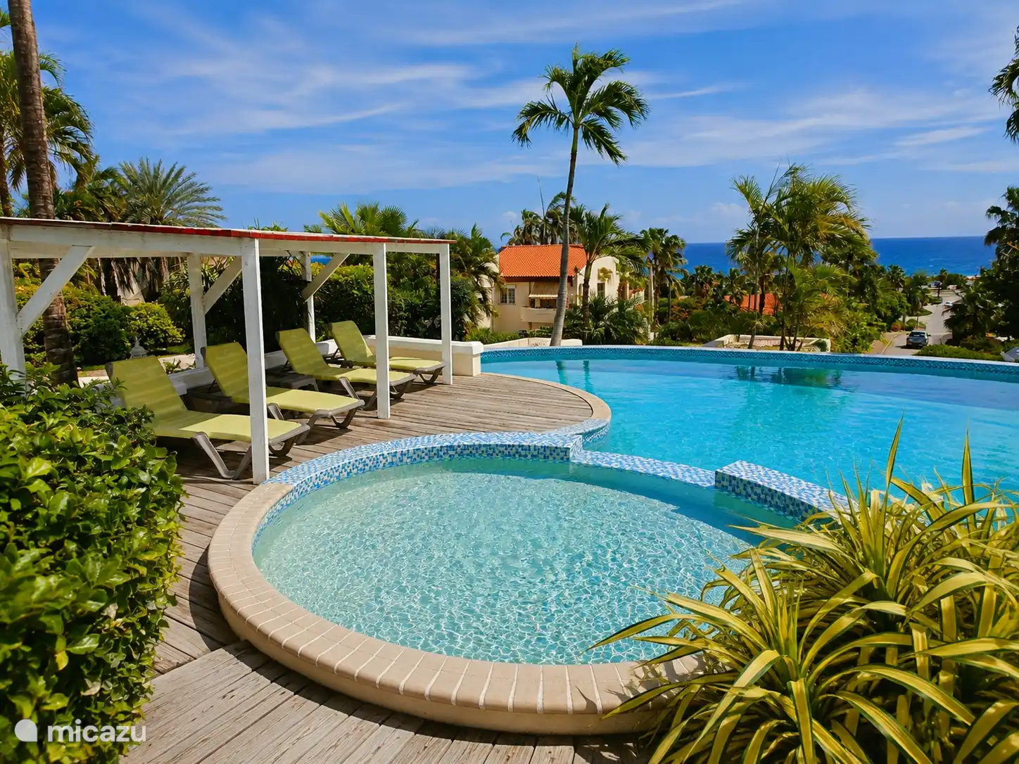 Piscina comunitaria con vistas al mar