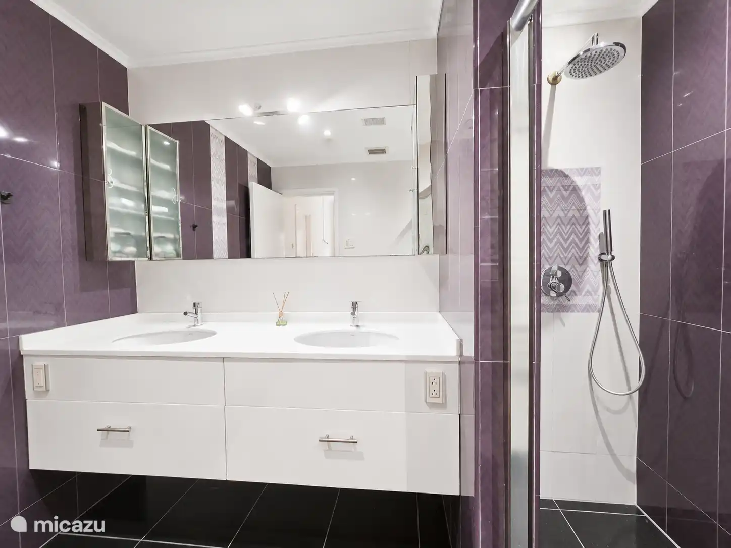 Baño 1
Completamente privado en el dormitorio 1
Aquí hay baño disponible y también un secador de pelo