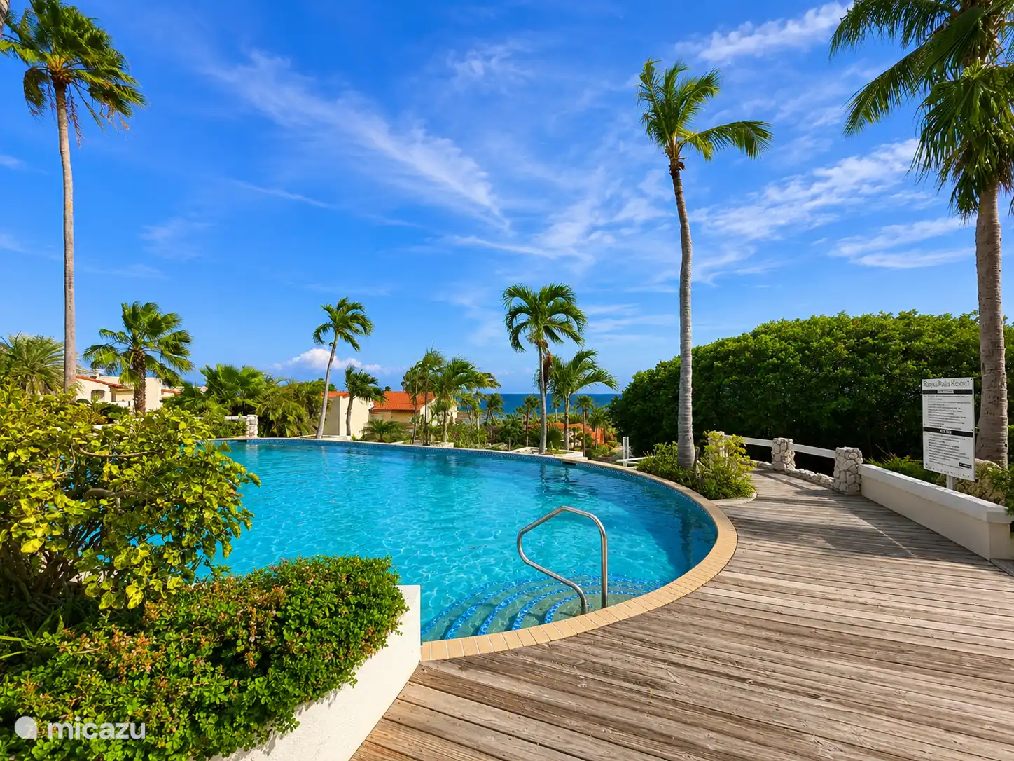 Piscina comunitaria con vistas al mar