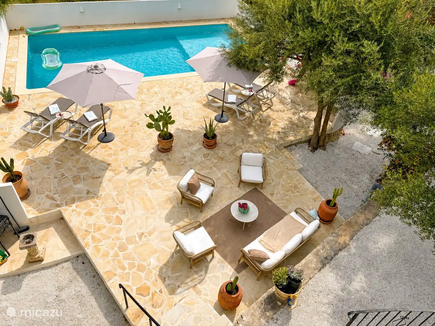 Vue de la piscine et de la terrasse depuis l’étage supérieur