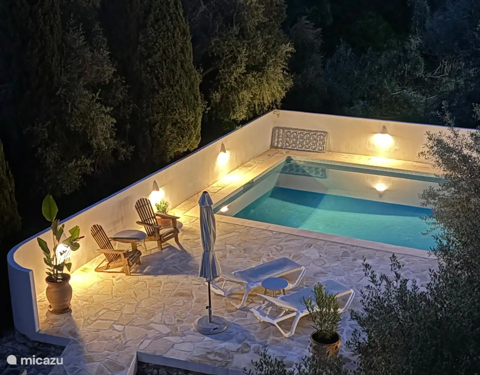 Terrasse et piscine au crépuscule - arrière de la maison