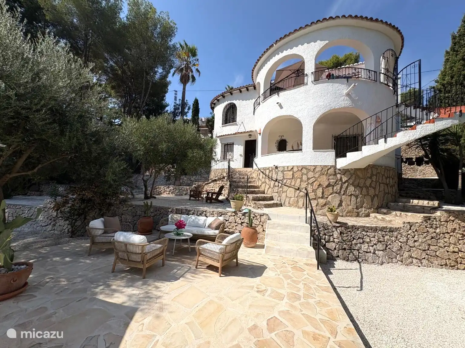 Maison et terrasse partielle à l’arrière