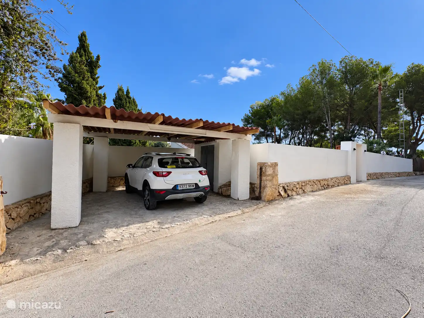  Carport with exterior view/street view