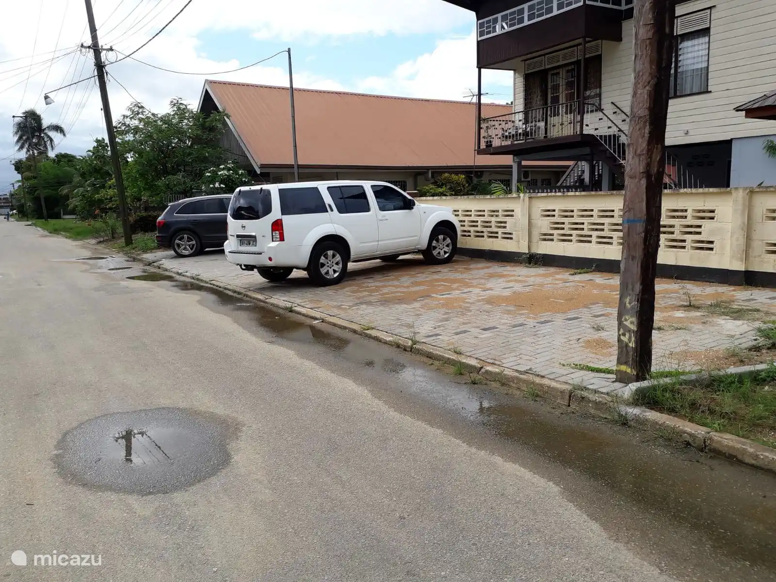 Suficiente espacio para aparcar delante de la puerta