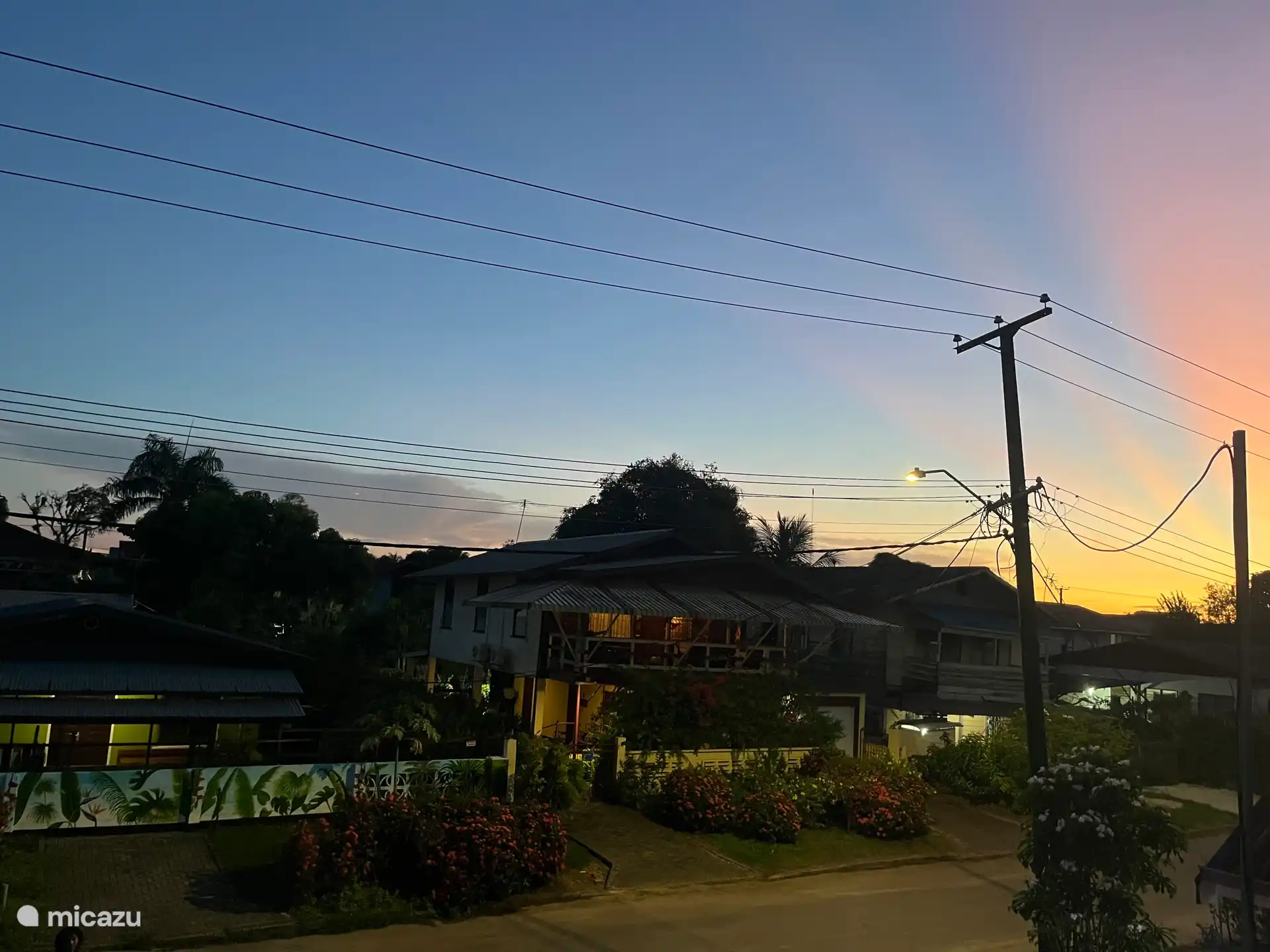 Enfrente de Max Garden y Pool con mural al atardecer
