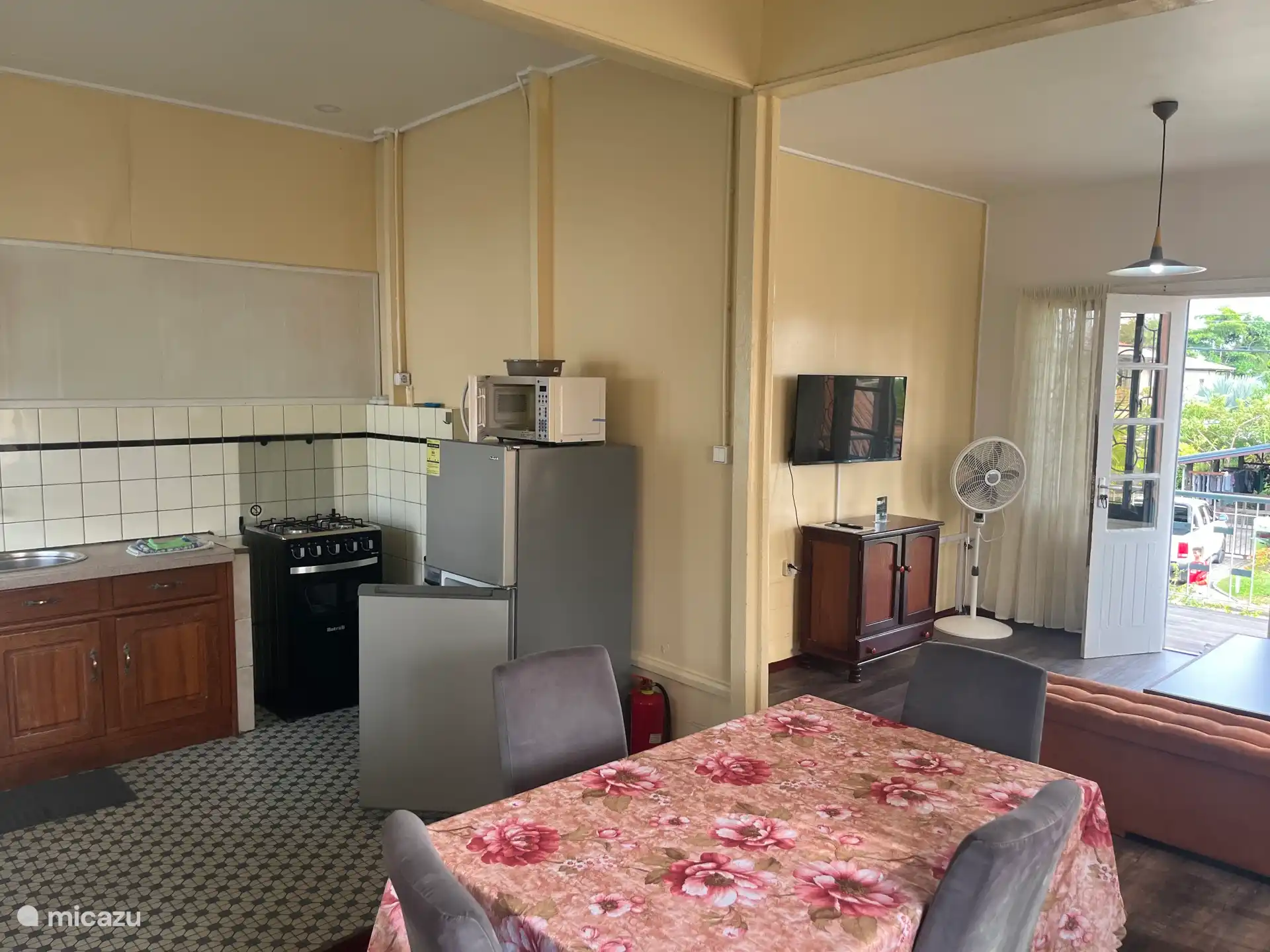Cocina, mesa de comedor y salón 