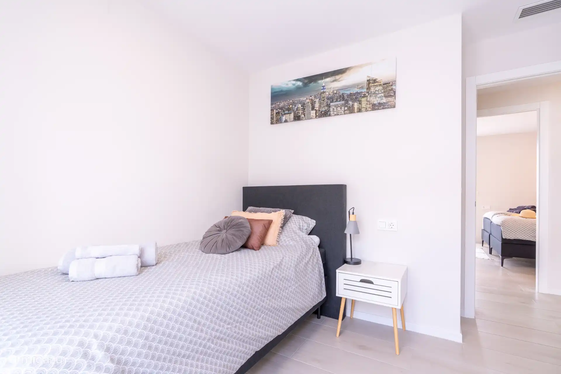 Lit simple dans la chambre 4