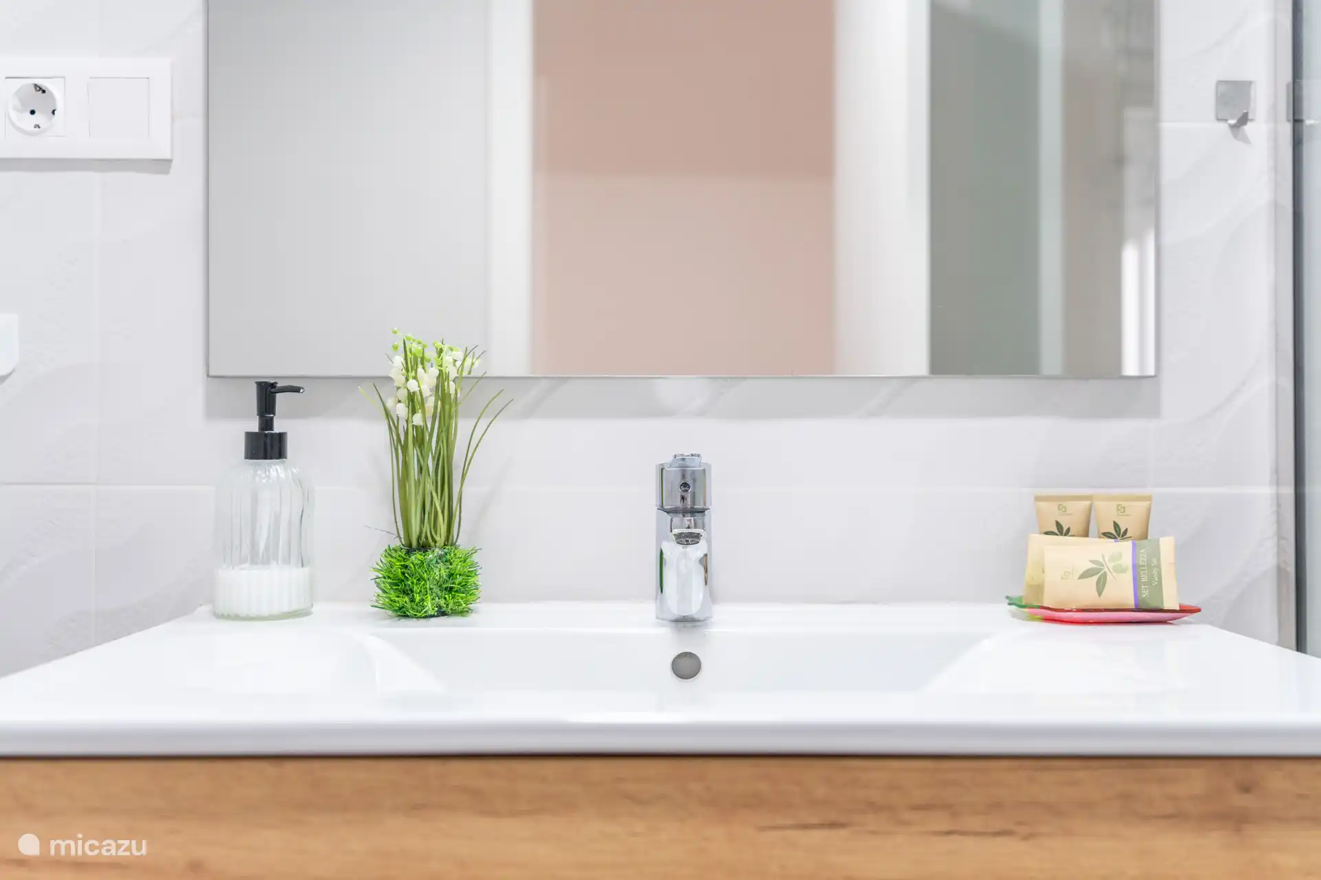 Meuble de chambre dans la salle de bain