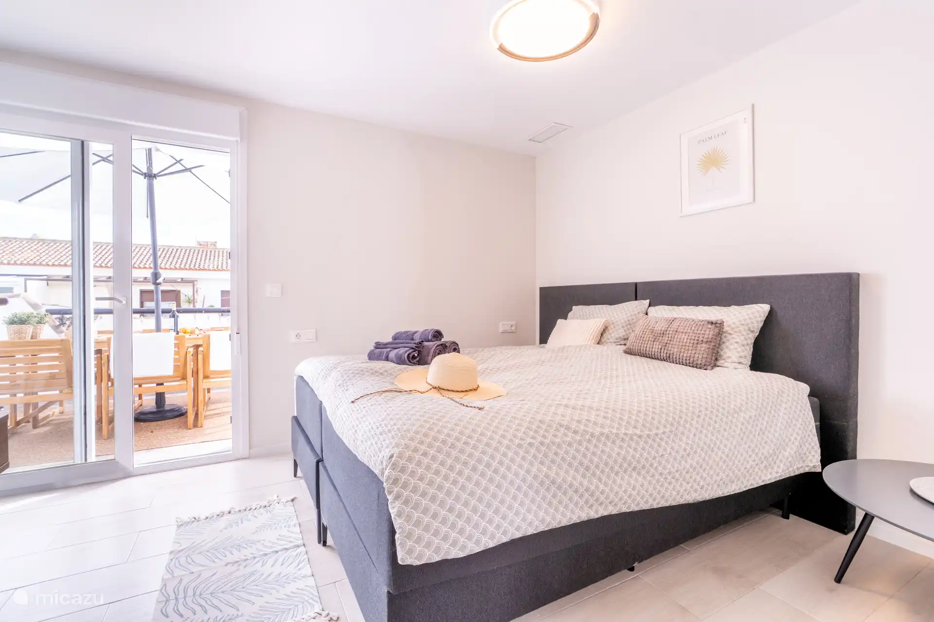 Chambre 2 avec deux lits simples et terrasse sur le toit attenant.