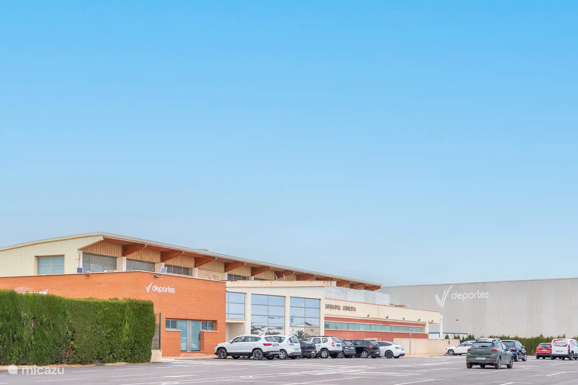 Piscine couverte publique à quelques centaines de mètres de la maison.