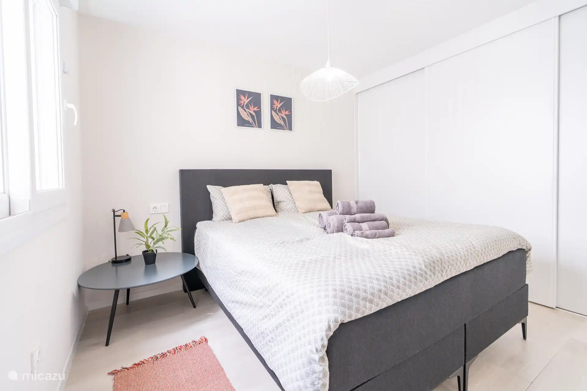 Chambre spacieuse avec un lit double confortable