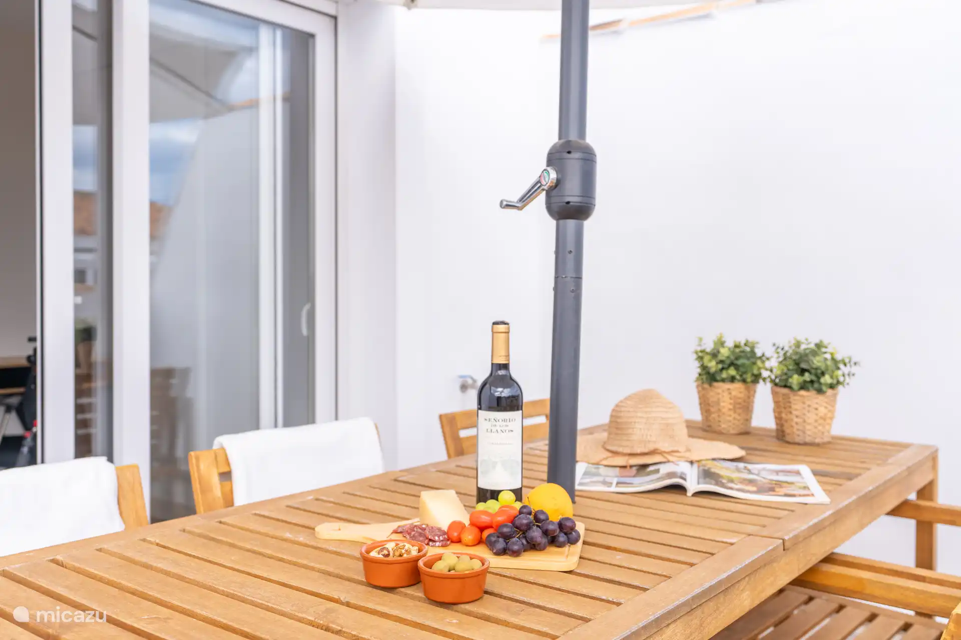 Terrasse privée sur le toit avec un coin à manger chaleureux.
