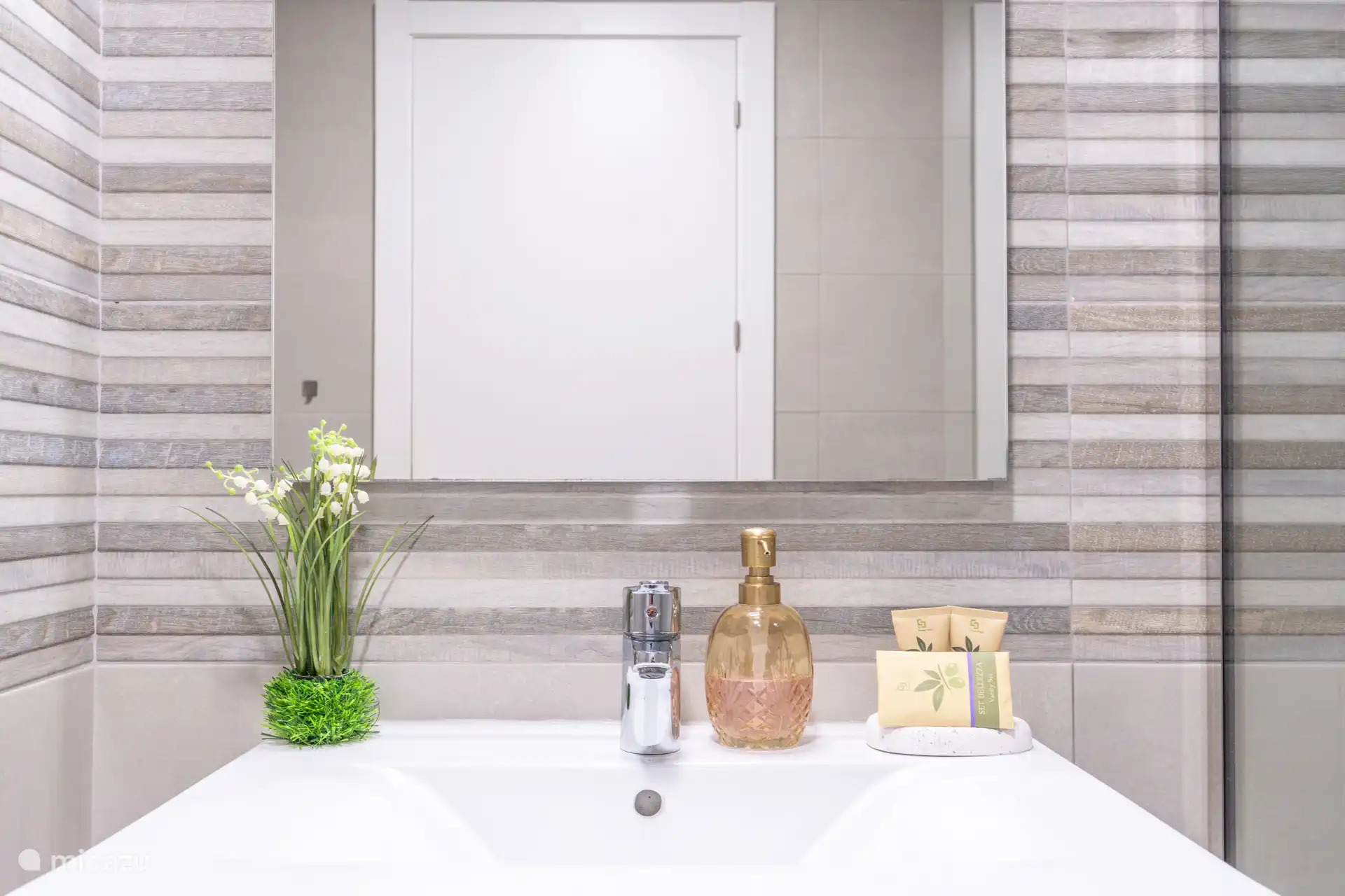 Deuxième salle de bain au deuxième étage.