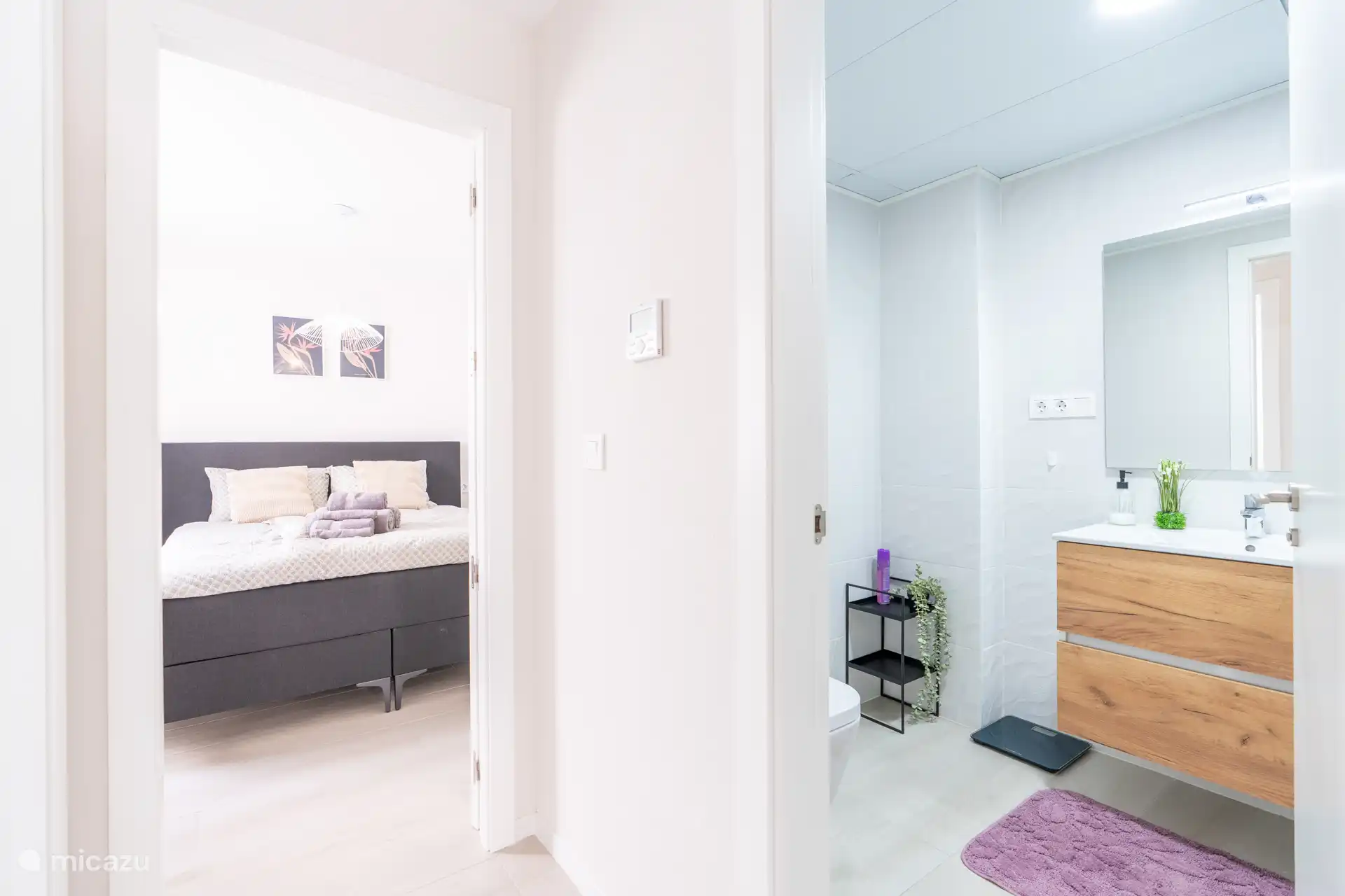 Chambre au rez-de-chaussée et salle de bain attenante.