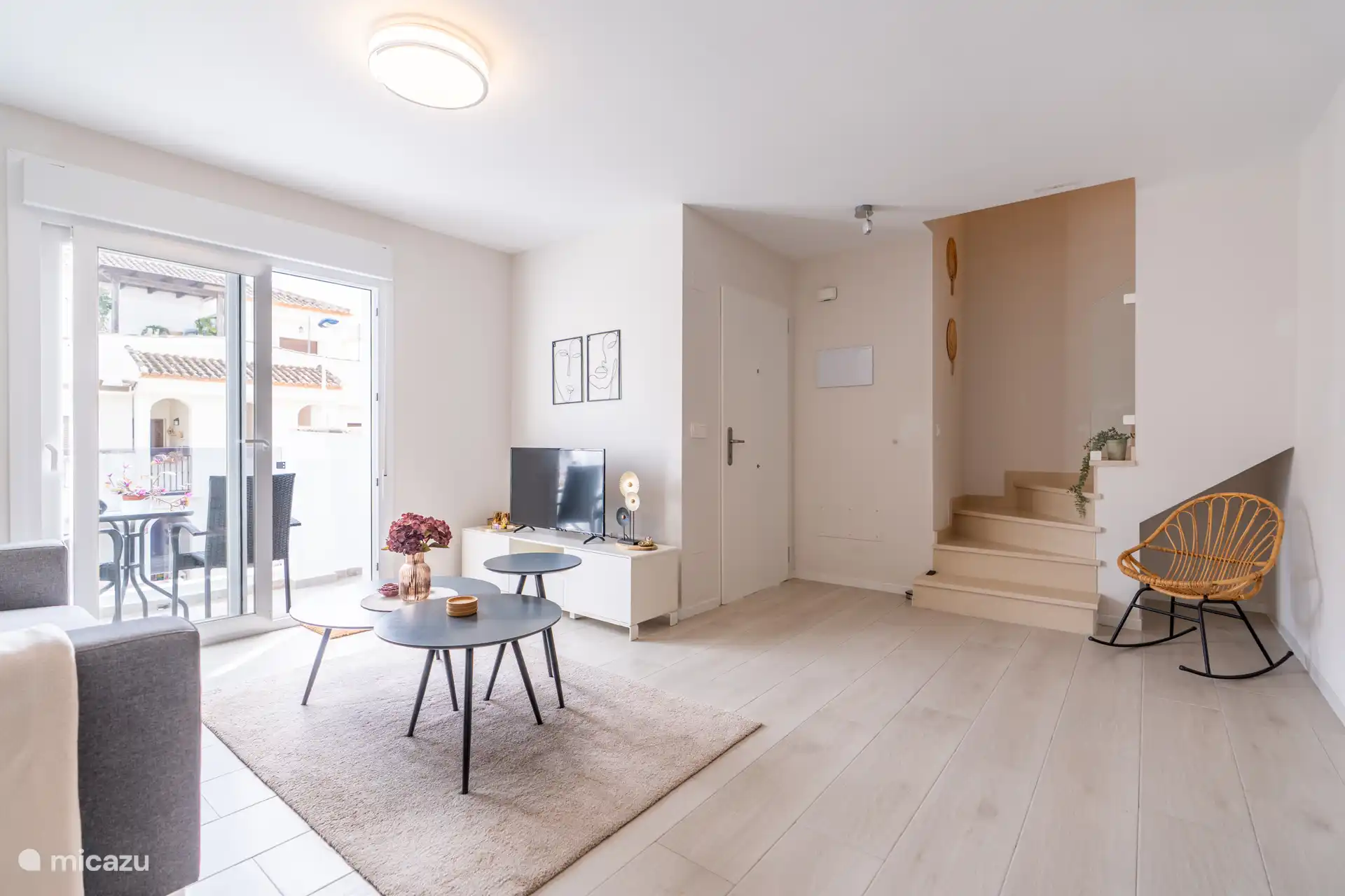 Salon avec escaliers menant au rez-de-chaussée.