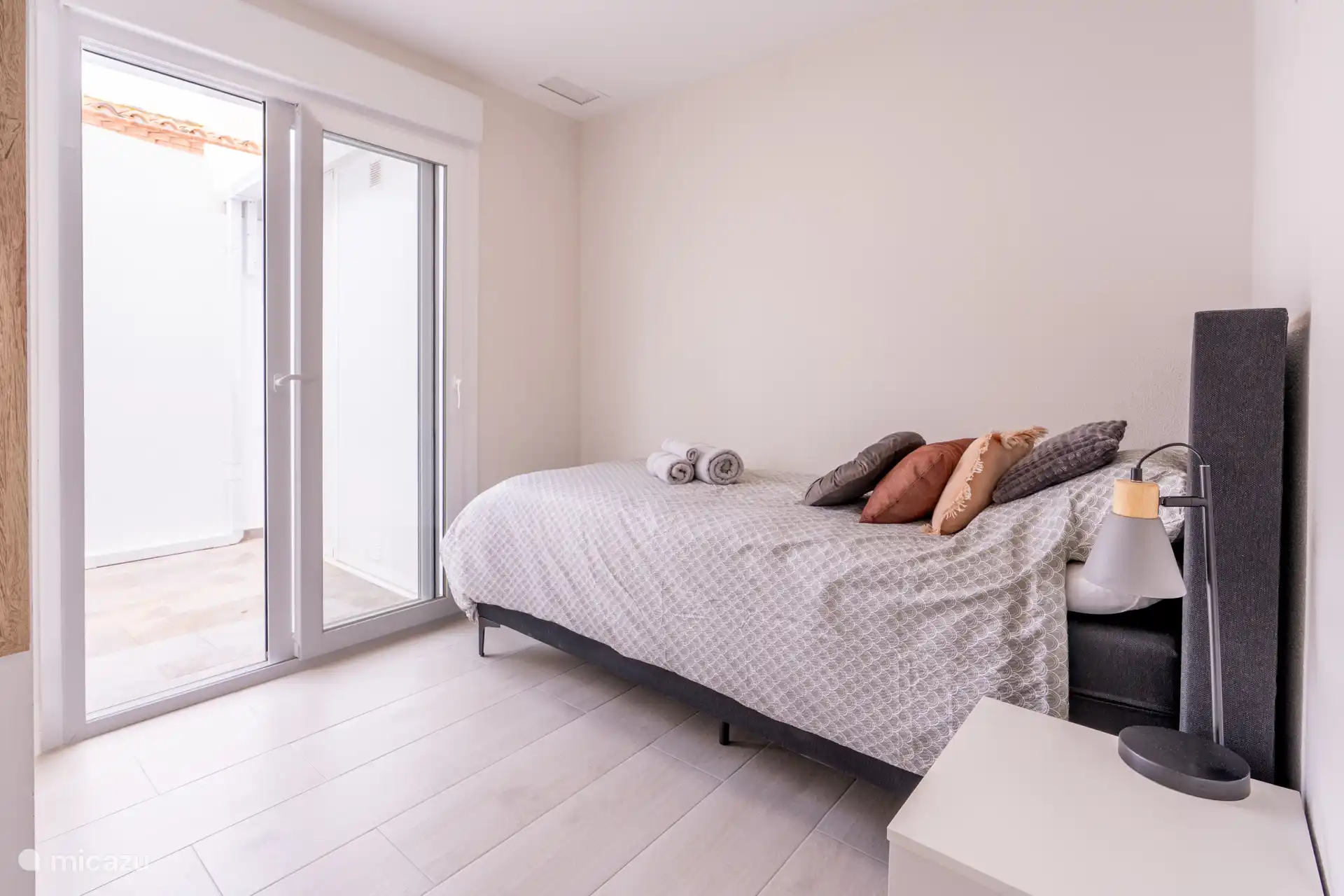 Lit simple dans la chambre 4
