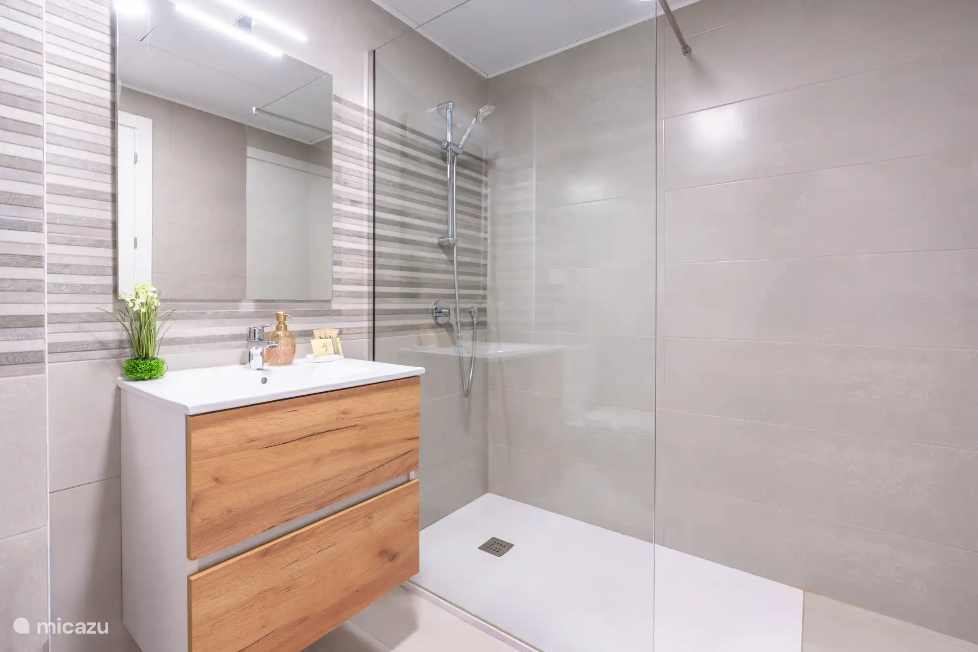 Deuxième salle de bain au deuxième étage.