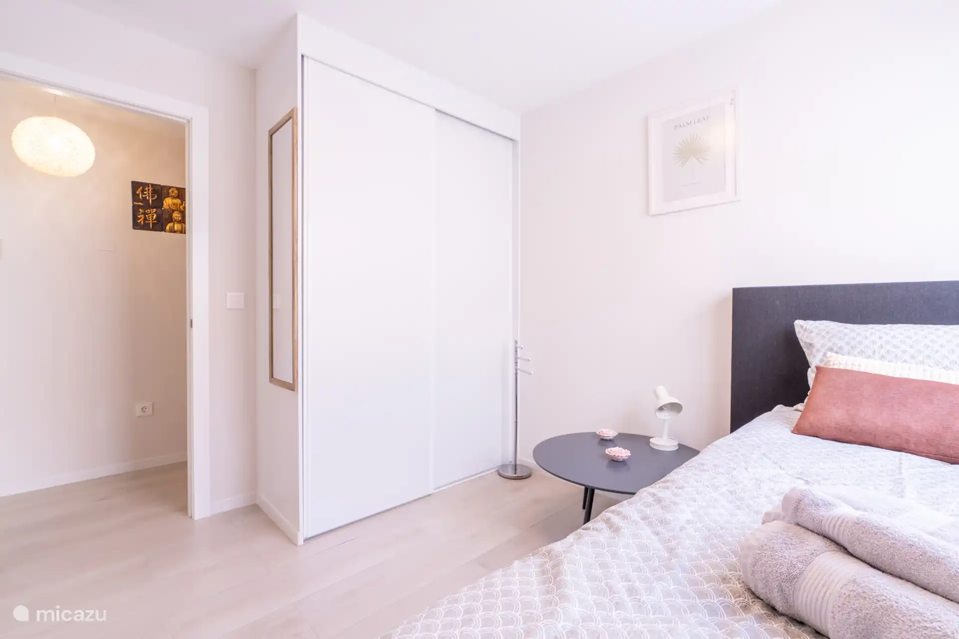 Lit simple dans la chambre 3