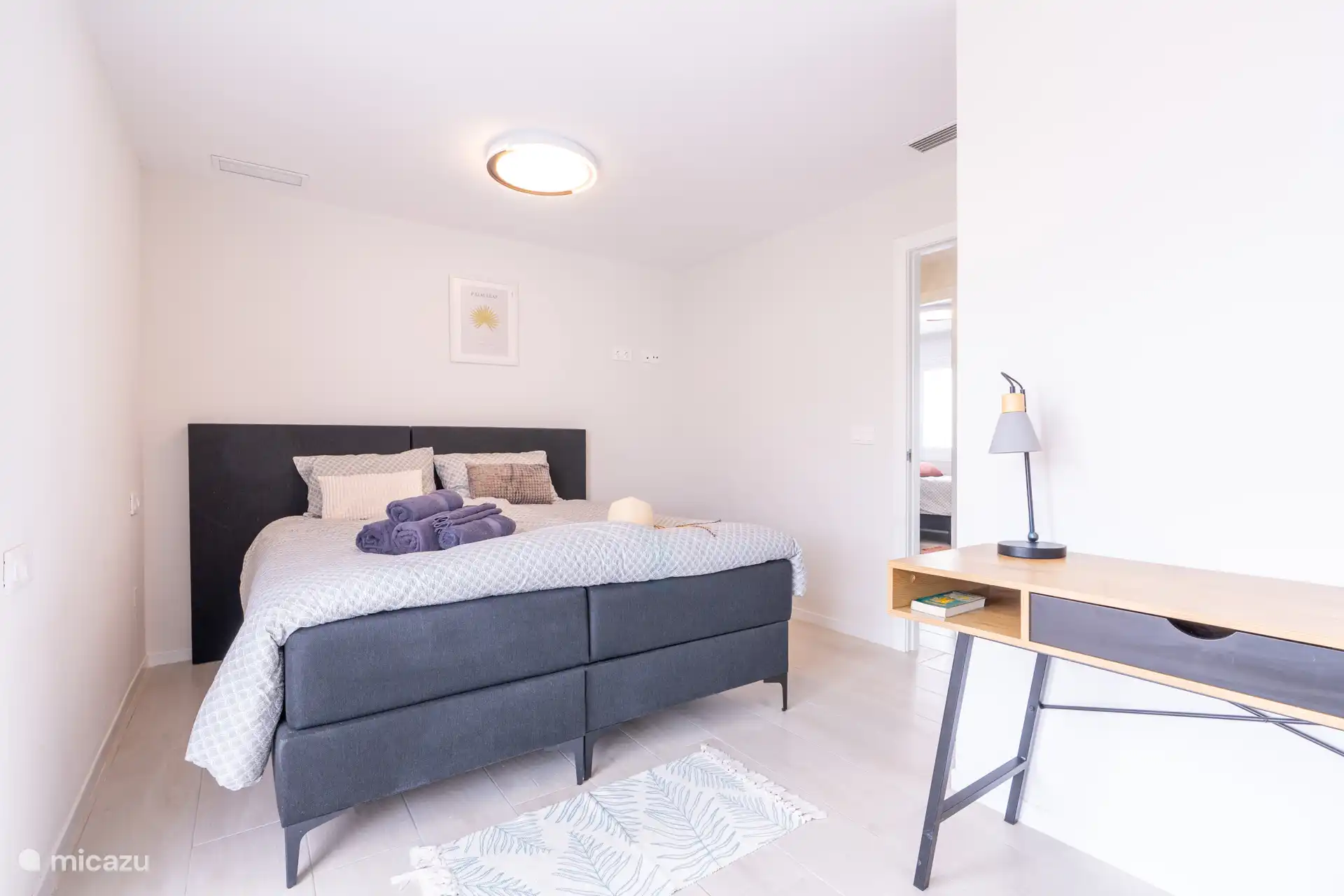 Chambre 2 avec deux lits simples et terrasse sur le toit attenant.