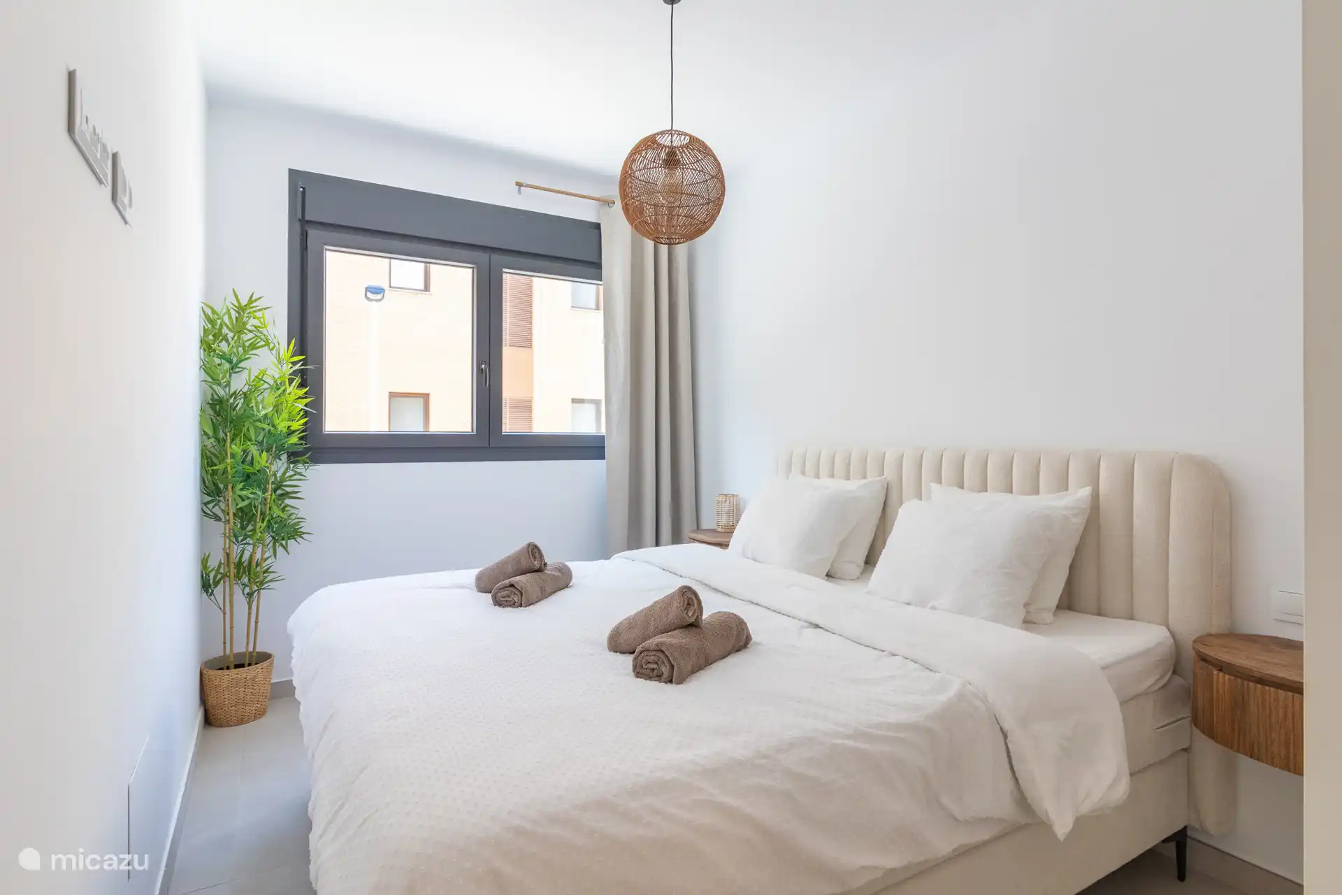 Slaapkamer met ensuite badkamer