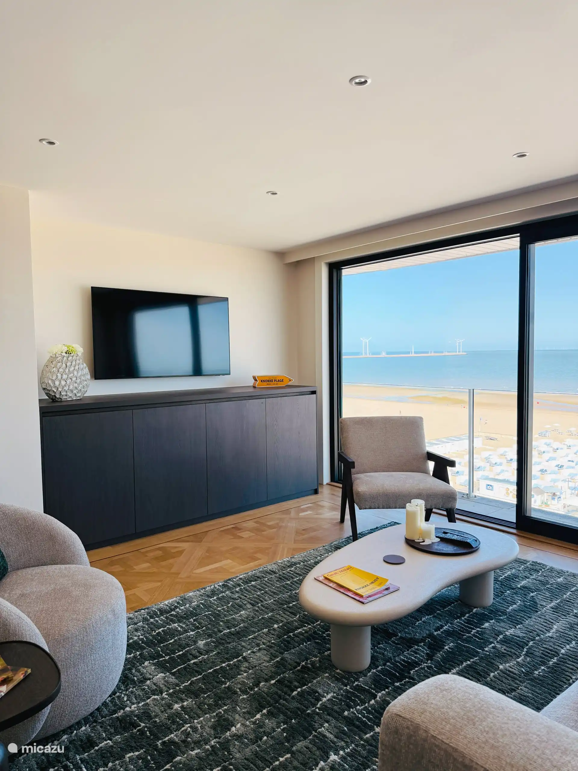 Atemberaubender Blick auf Strand und Meer aus dem Wohnzimmer