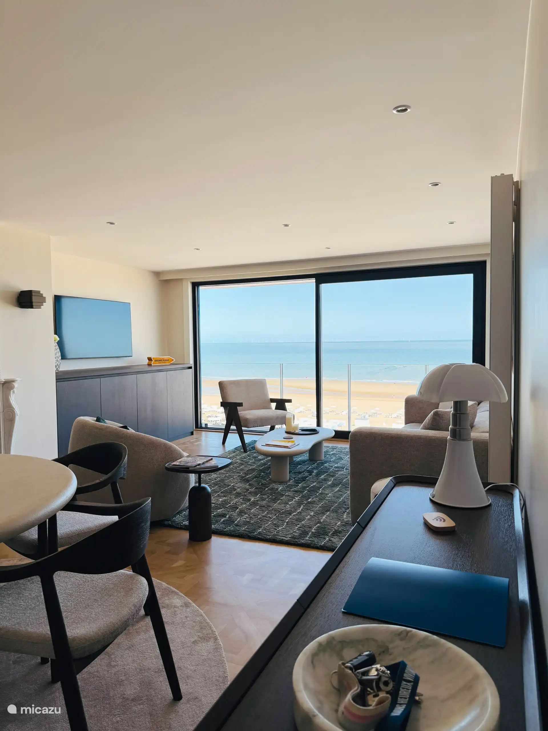 Gemütliches Wohnzimmer mit Meerblick