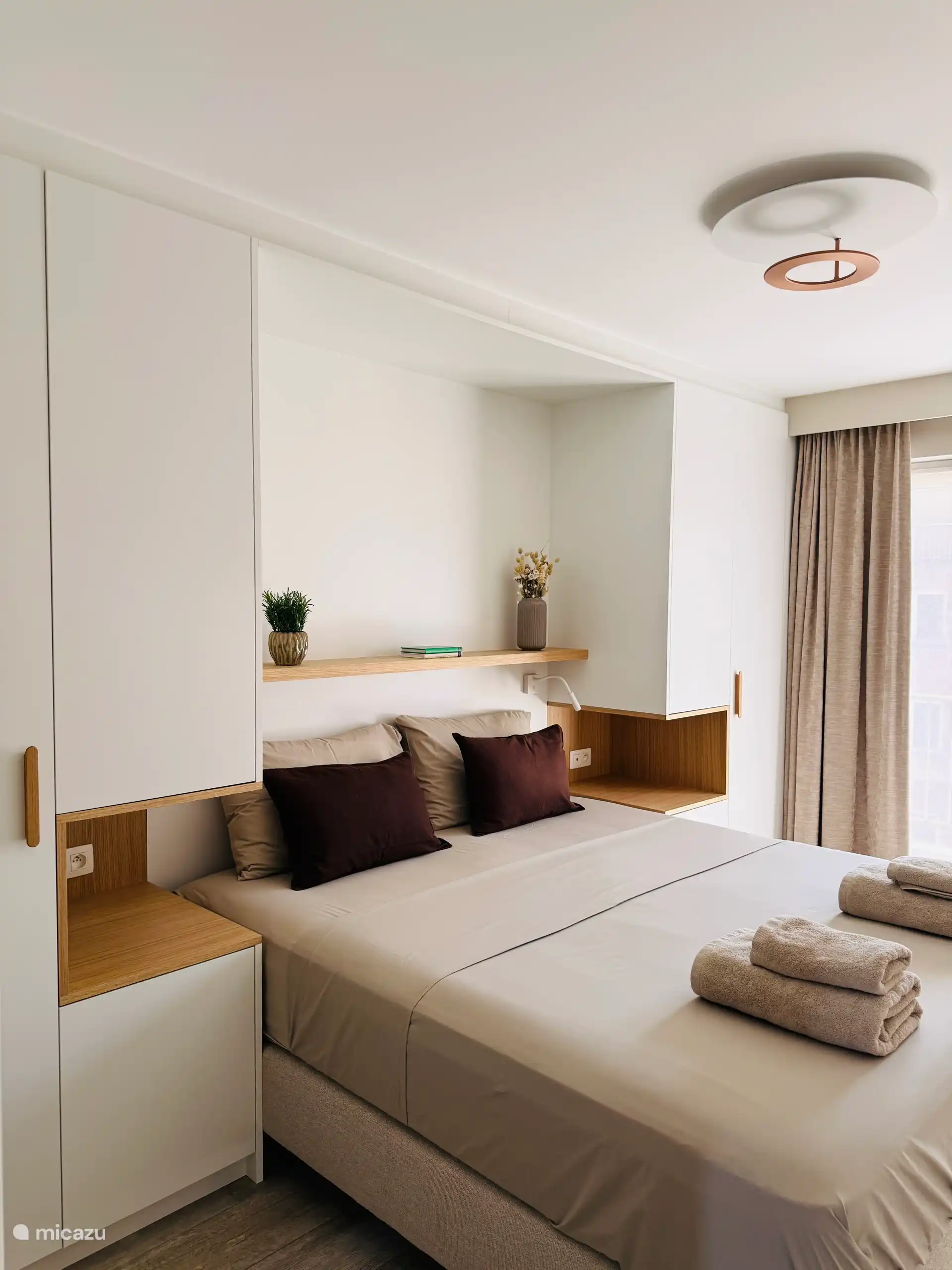 Schlafzimmer mit großem Bett von 180 × 200 cm und hochwertiger Bettwäsche