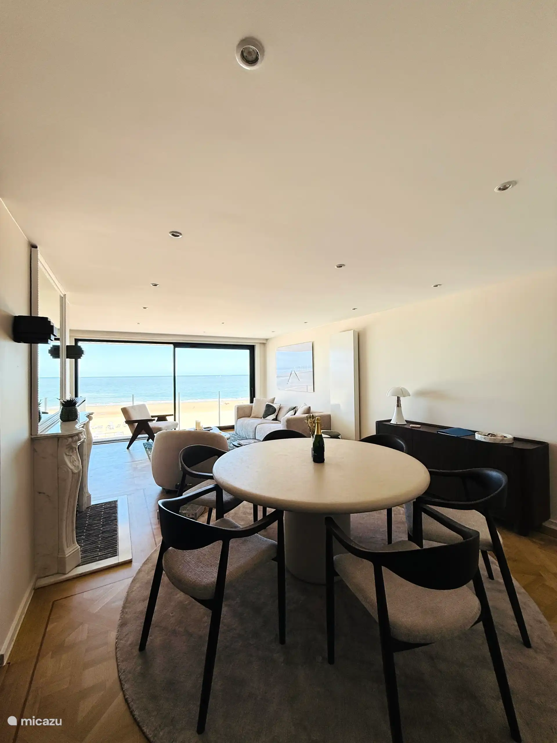 Geräumiger und heller Wohnraum mit Panoramablick auf das Meer