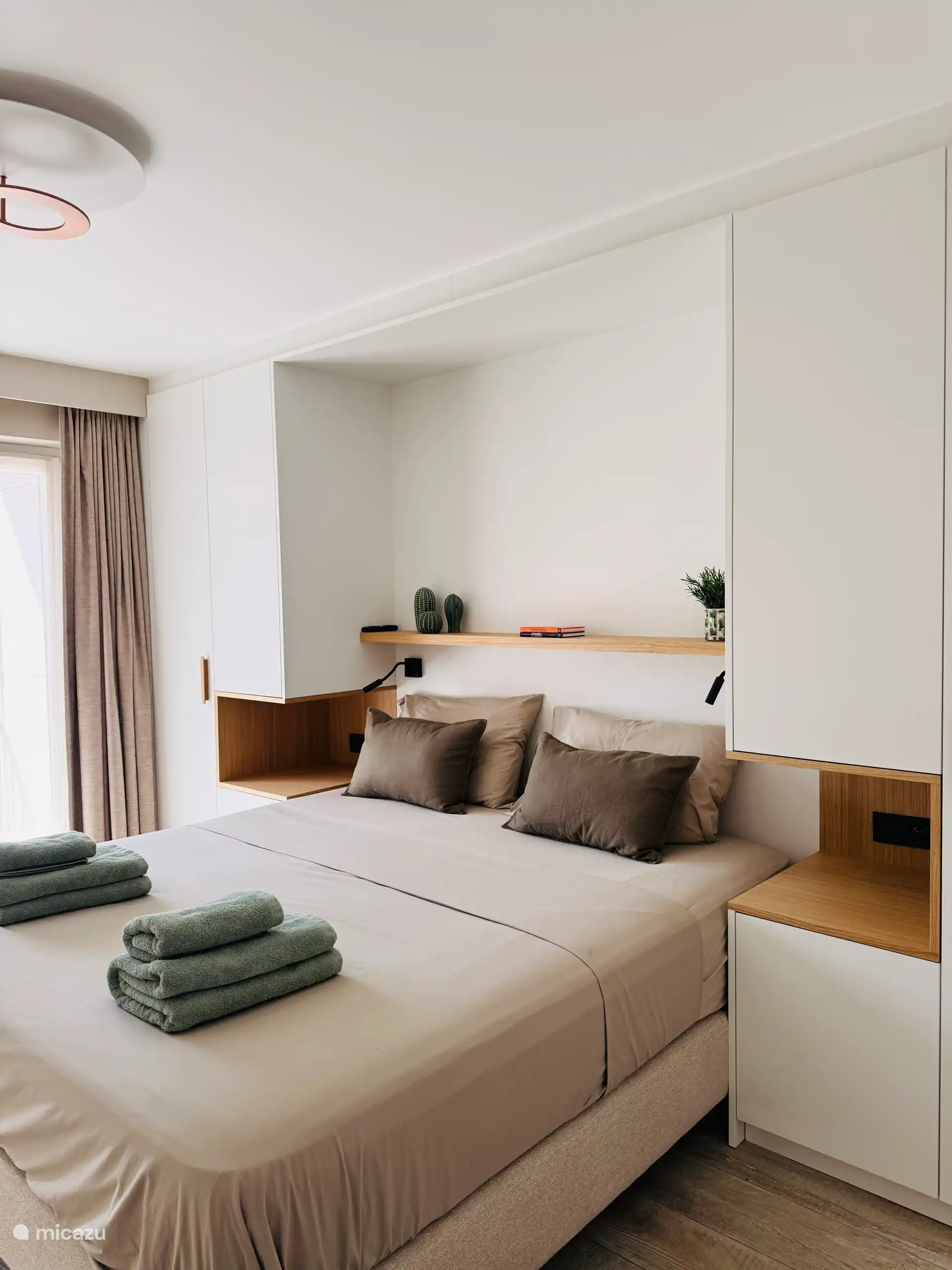 Bequemes Schlafzimmer mit großem Bett von 180 × 200 cm