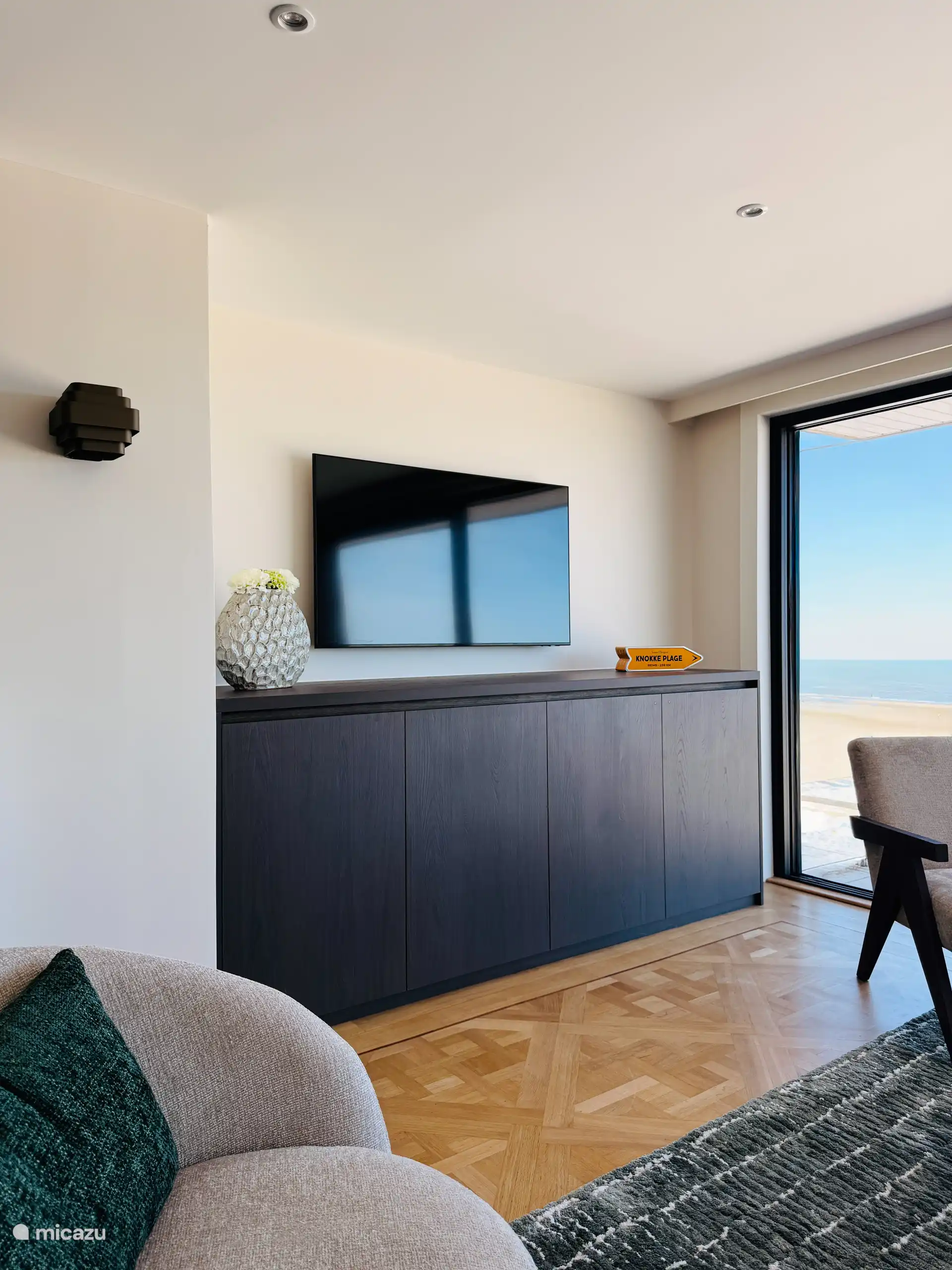 Helles Wohnzimmer mit direktem Zugang zur Terrasse und Meerblick
