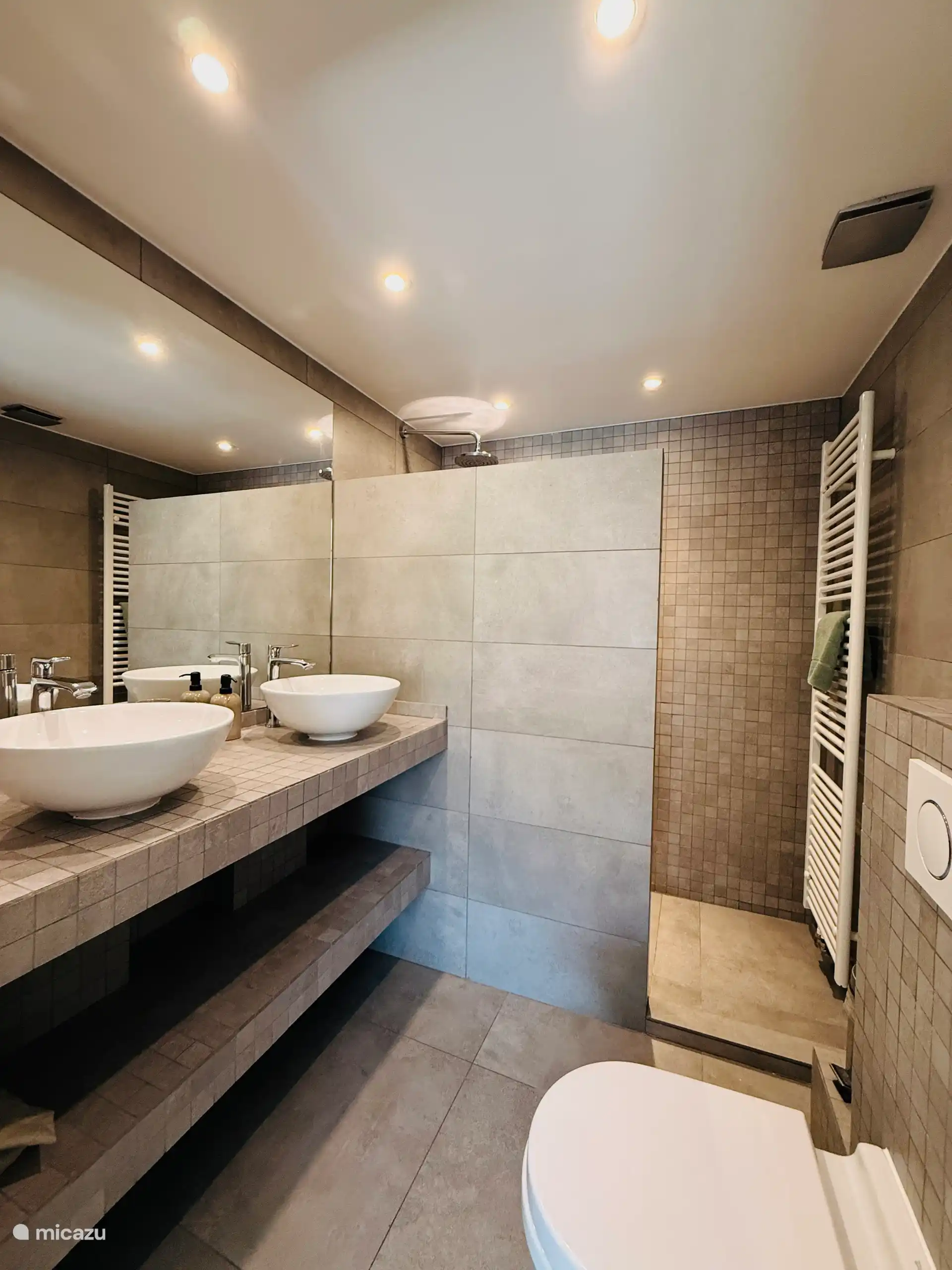 Modernes Badezimmer mit begehbarer Dusche und Doppelwaschbecken