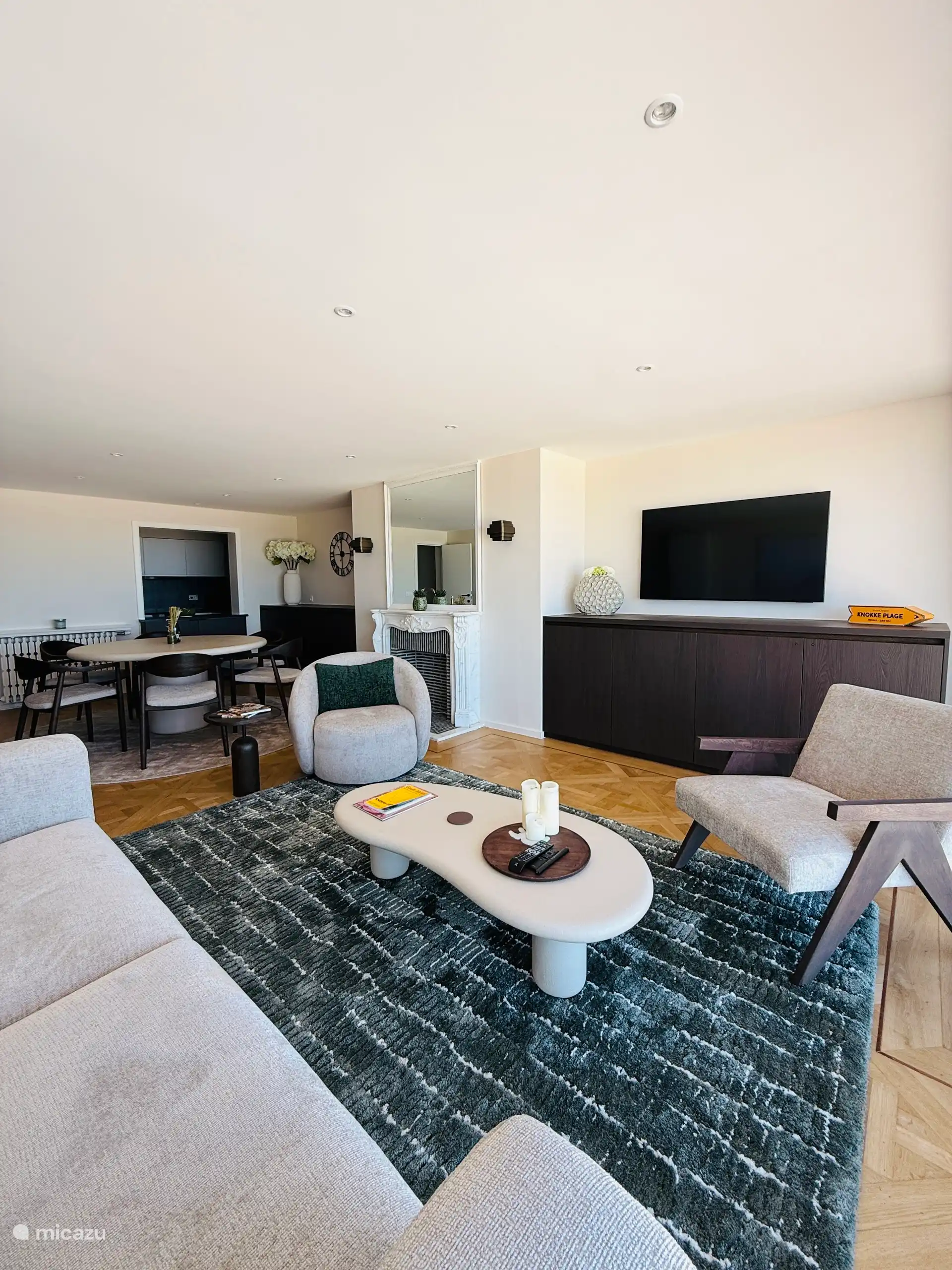 Geräumiges Wohnzimmer mit Wohnzimmer und Esszimmer