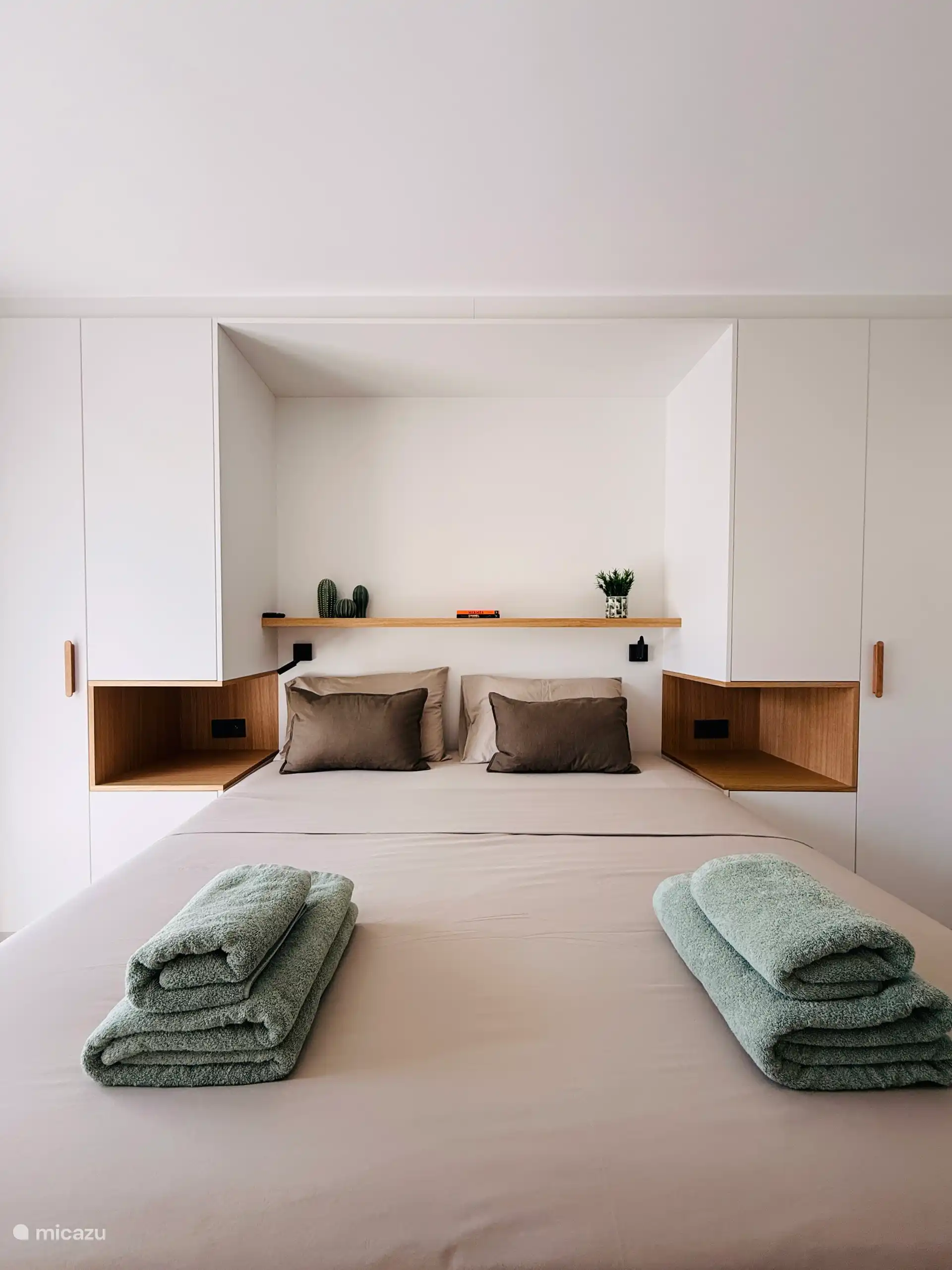 Schlafzimmer mit großem Bett von 180 × 200 cm und hochwertiger Bettwäsche