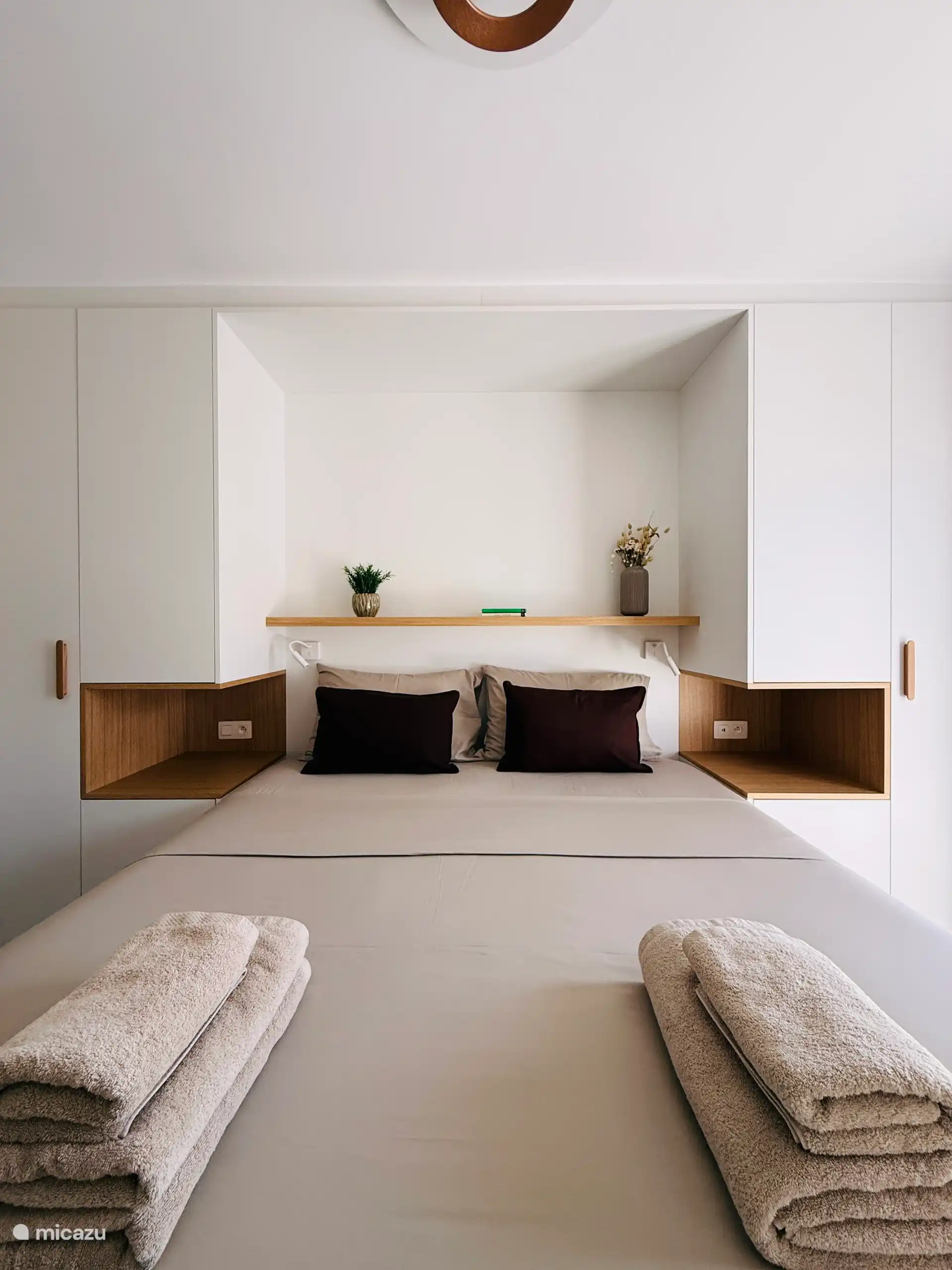 Schlafzimmer mit großem Bett von 180 × 200 cm und hochwertiger Bettwäsche