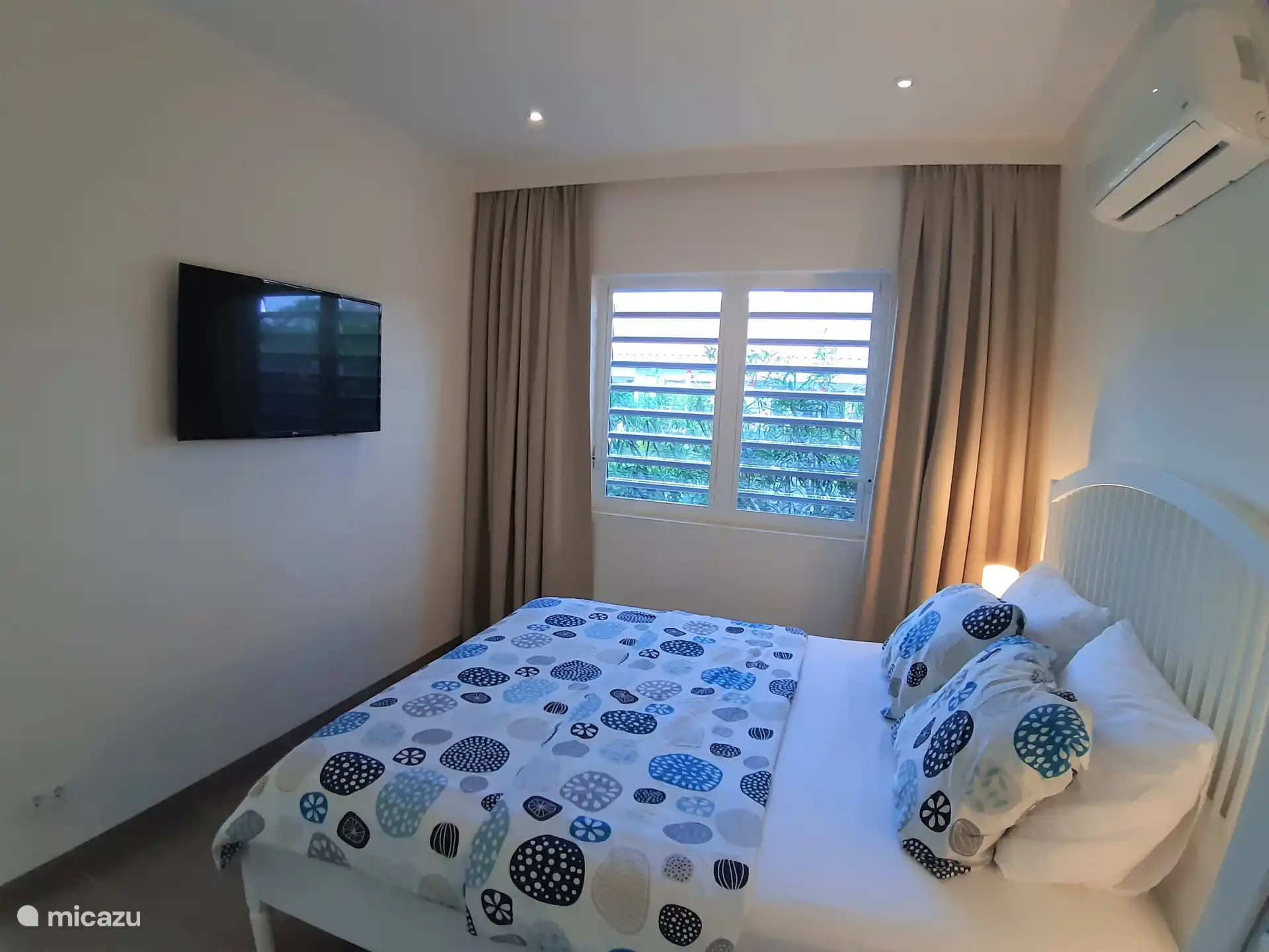 Une chambre confortable avec la climatisation et une Smart TV. Idéal pour se détendre et regarder un film après une journée ensoleillée à Curaçao. 