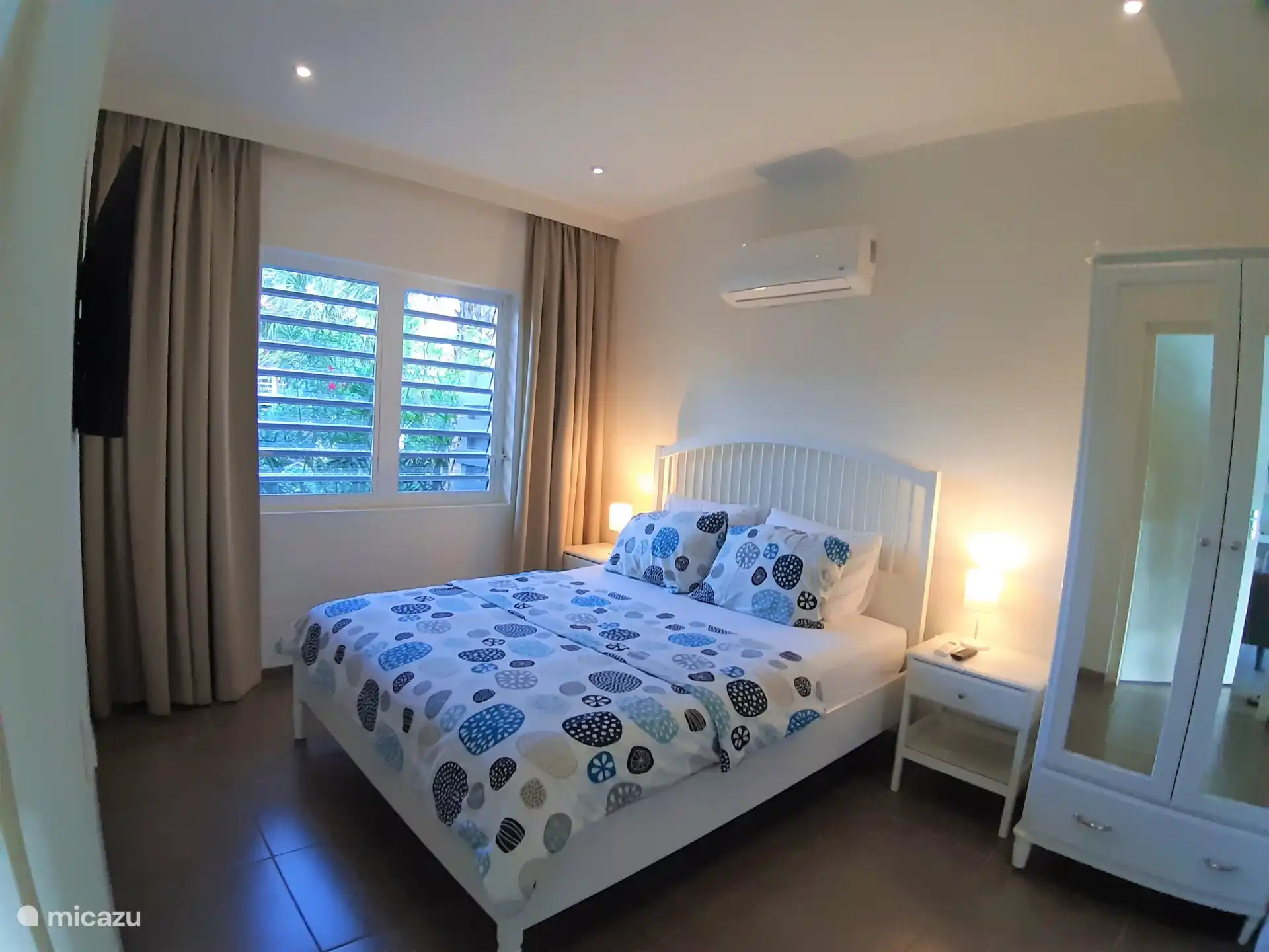 Chambre spacieuse avec un lit confortable de 180 x 200 cm et la climatisation. Un endroit agréable pour une bonne nuit de sommeil après une merveilleuse journée à Curaçao. 