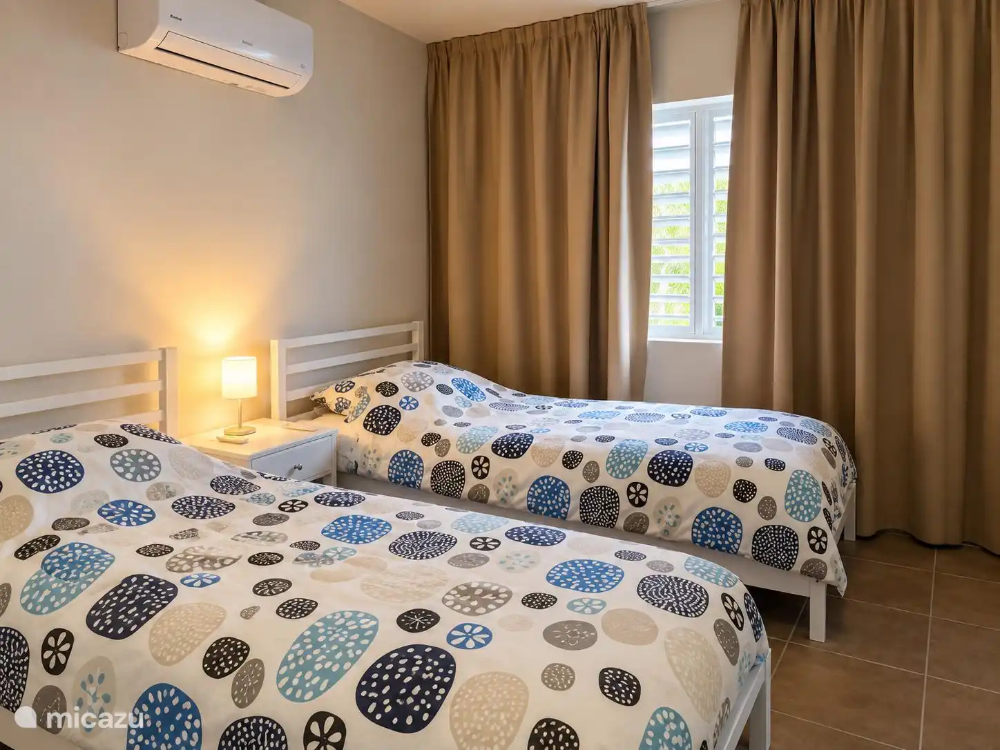 Chambre confortable avec deux lits simples. Un endroit agréable et calme pour se détendre et se détendre après une journée pleine de soleil et d’aventure. 