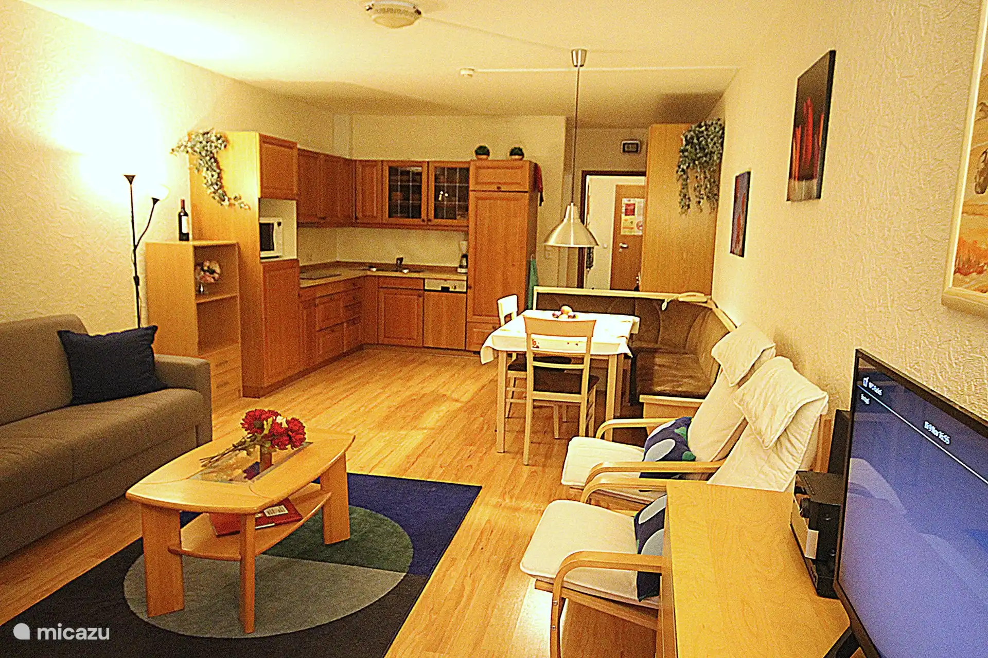 ruime en gezellige woonkamer met open keuken