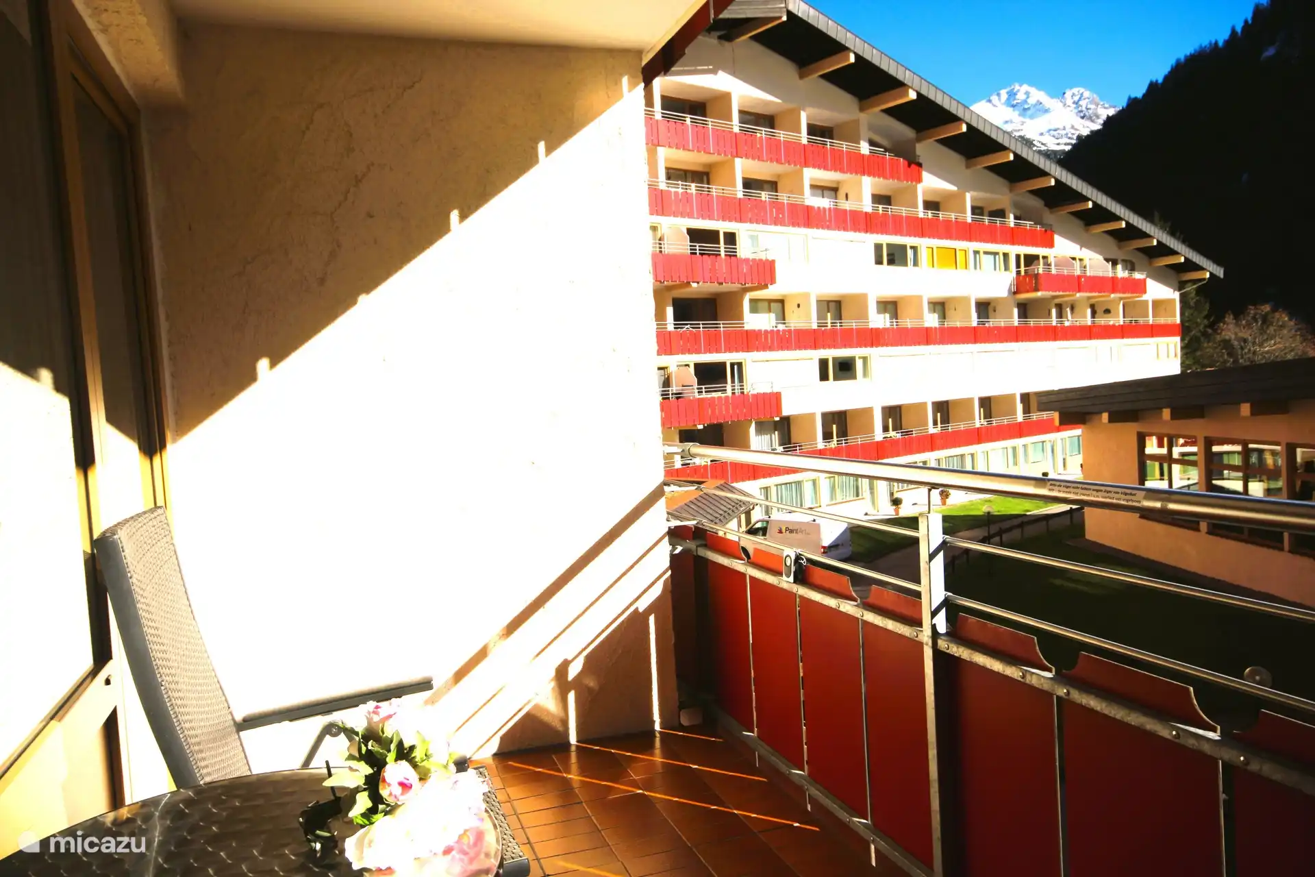 uitzicht vanaf het balkon naar links
