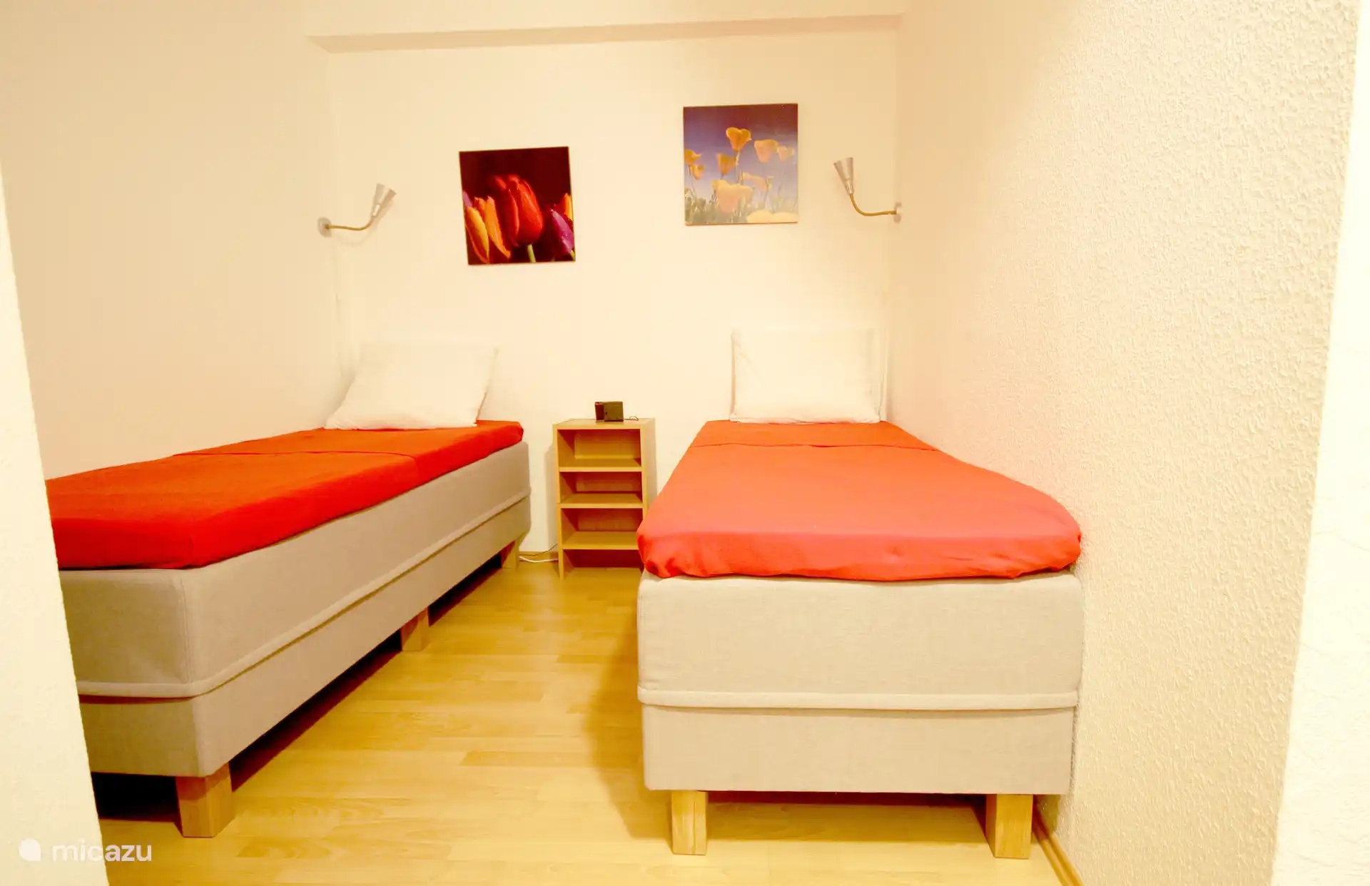 slaapkamer met 2 eenpersoons bedden