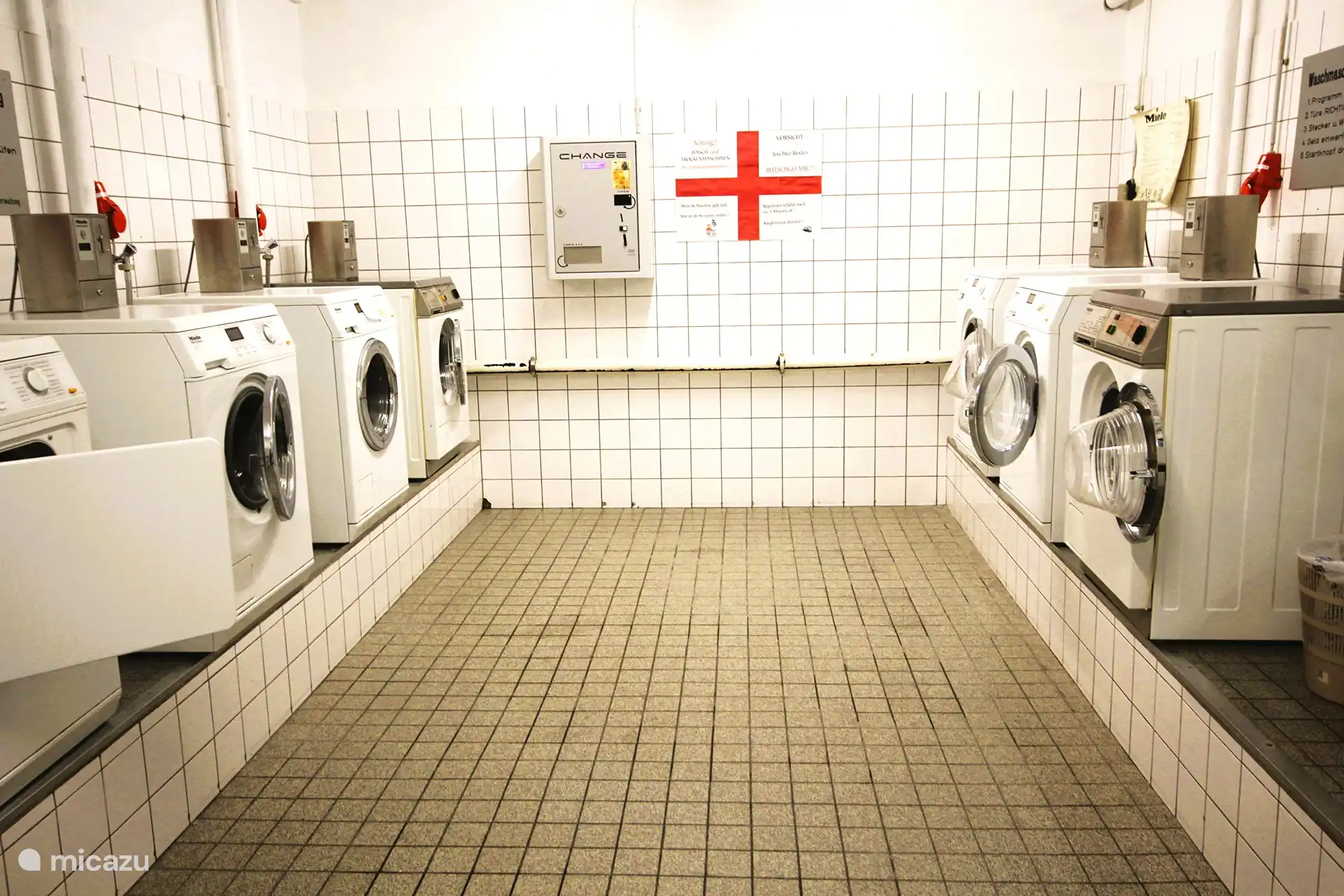 wasmachine en wasdroger ruimte, met muntautomaat