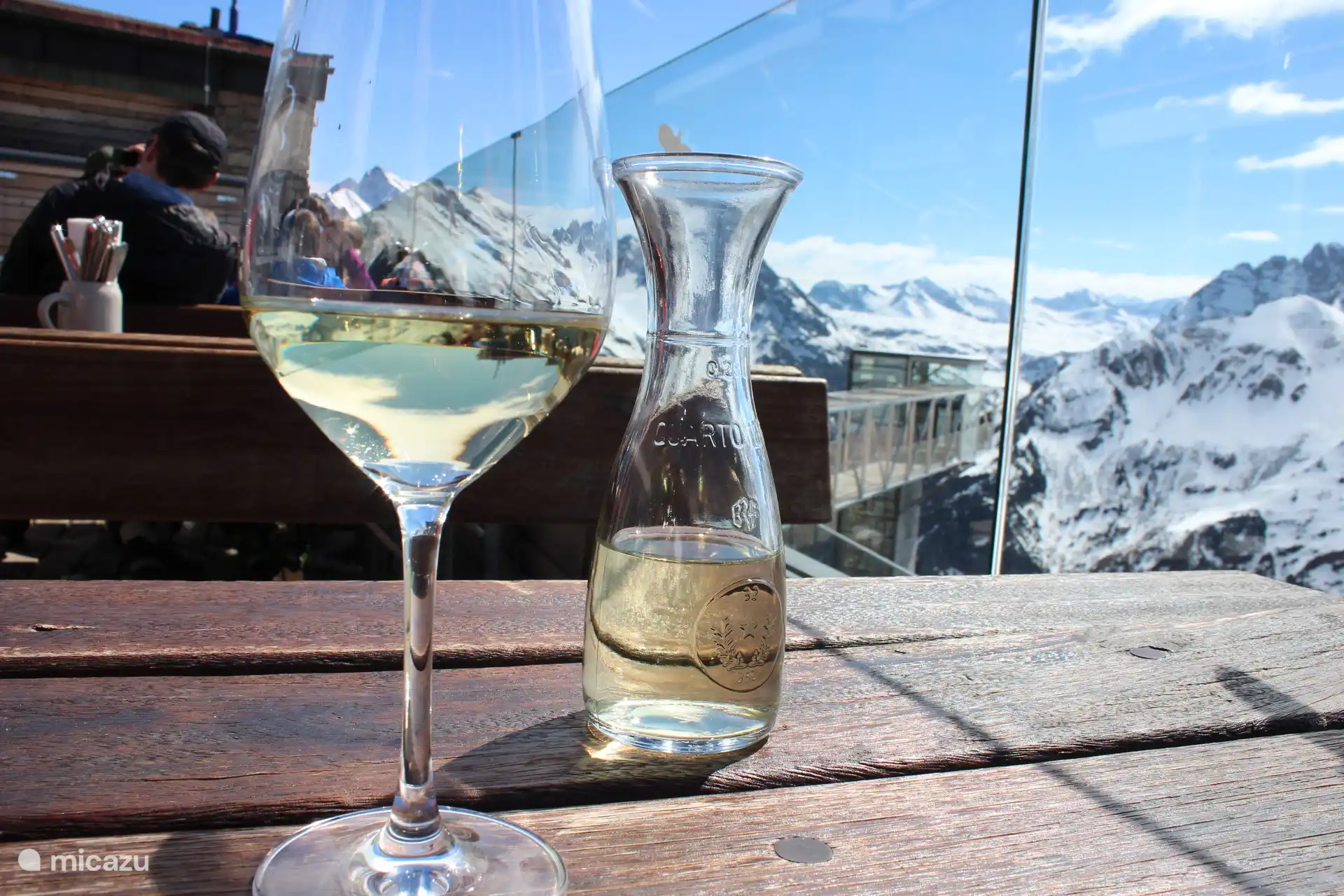 Genieten op een zonnig terras boven bij de Walmendingerhorn