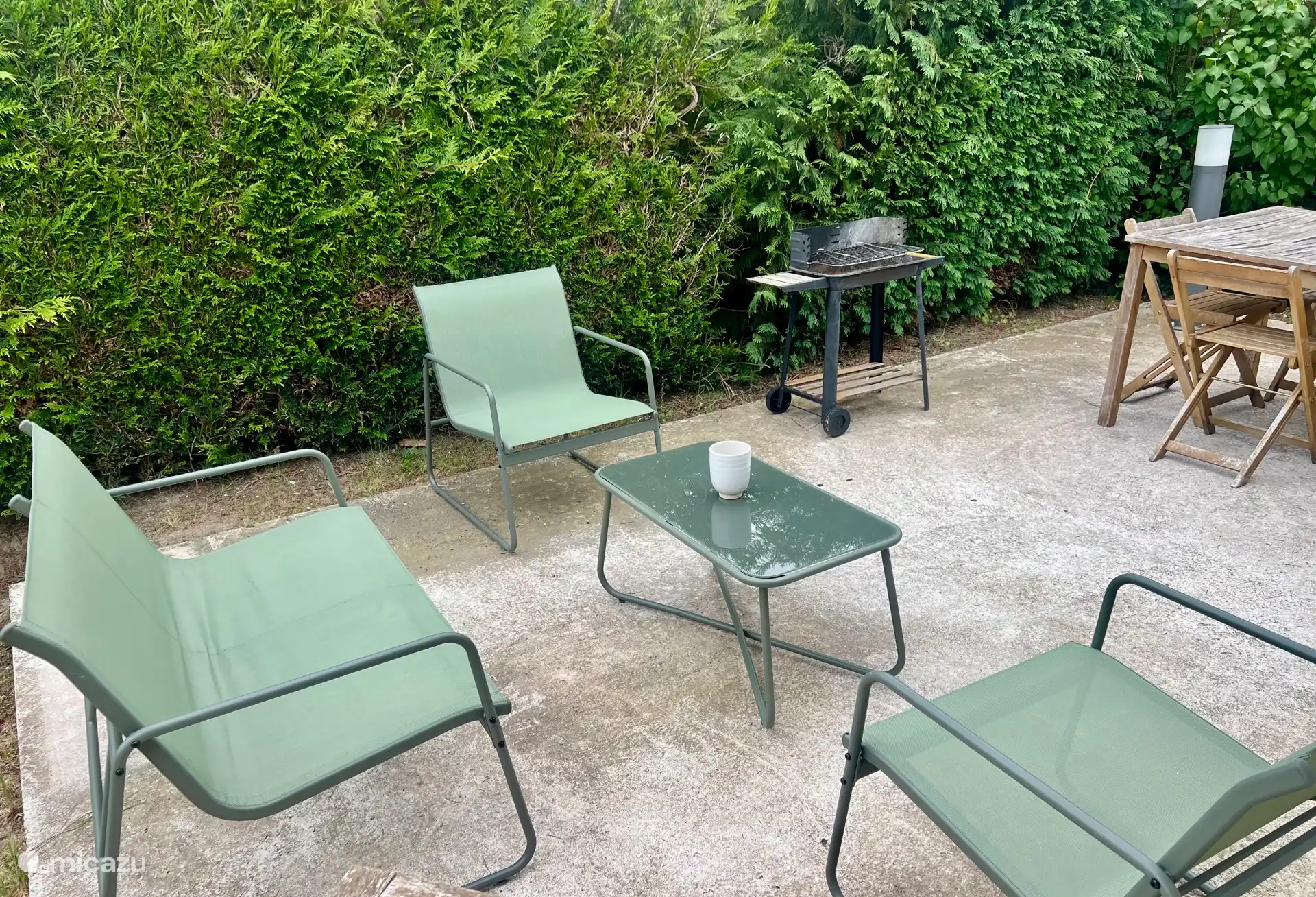 Outdoor lounge with barbecue for convivial moments with family or friends.