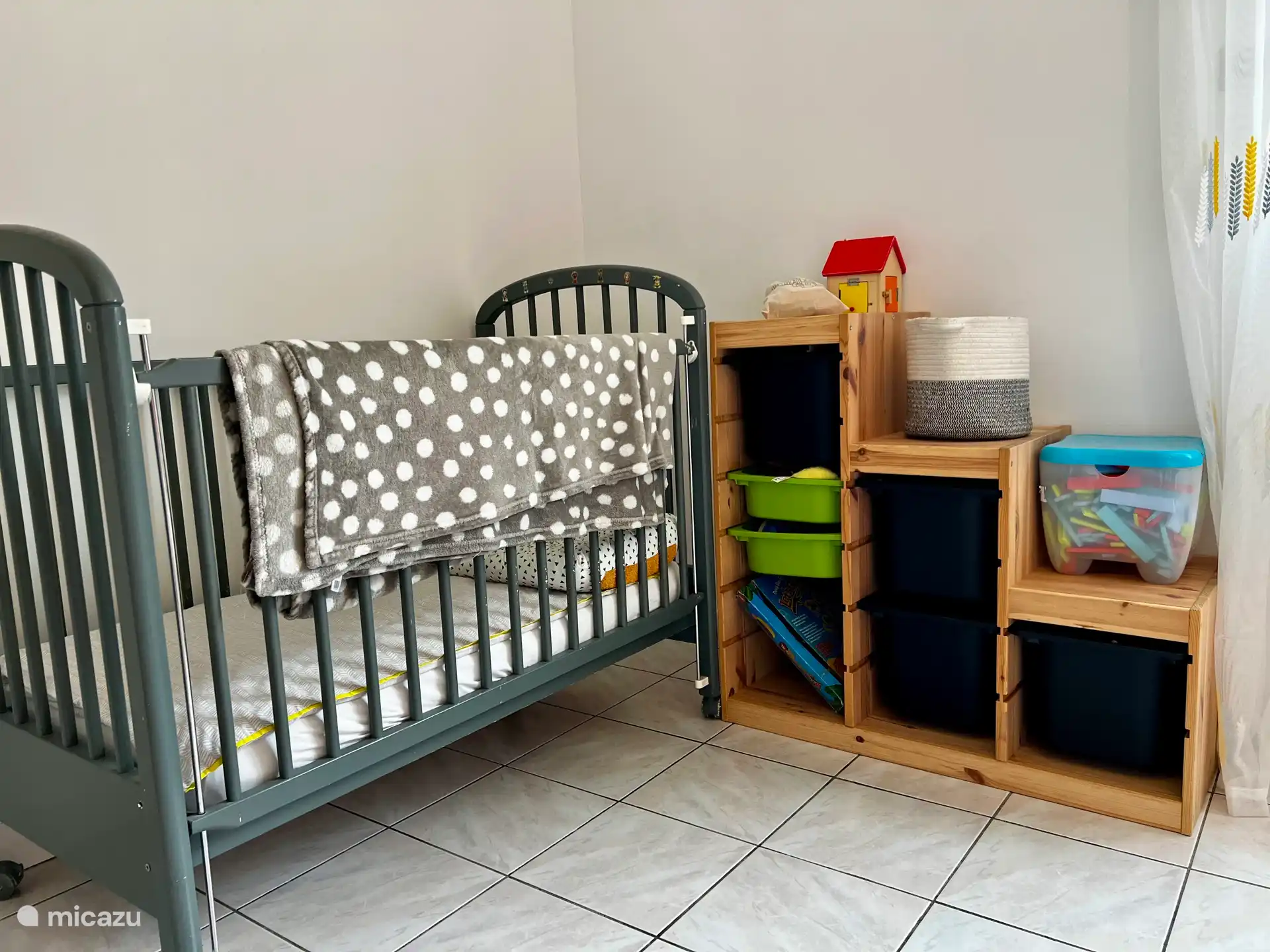 Baby cot + children's games 