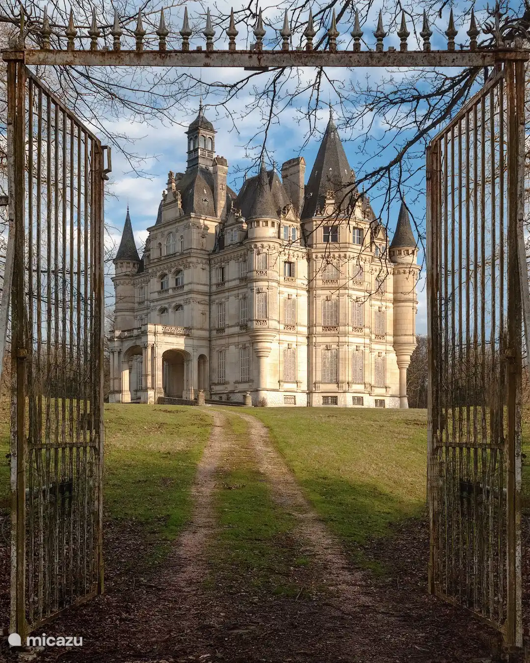2 km from the house, go for a hike on rural paths and quiet roads and discover the Château de Bon Hôtel, the mini-Chambord of the region, built in the nineteenth century.