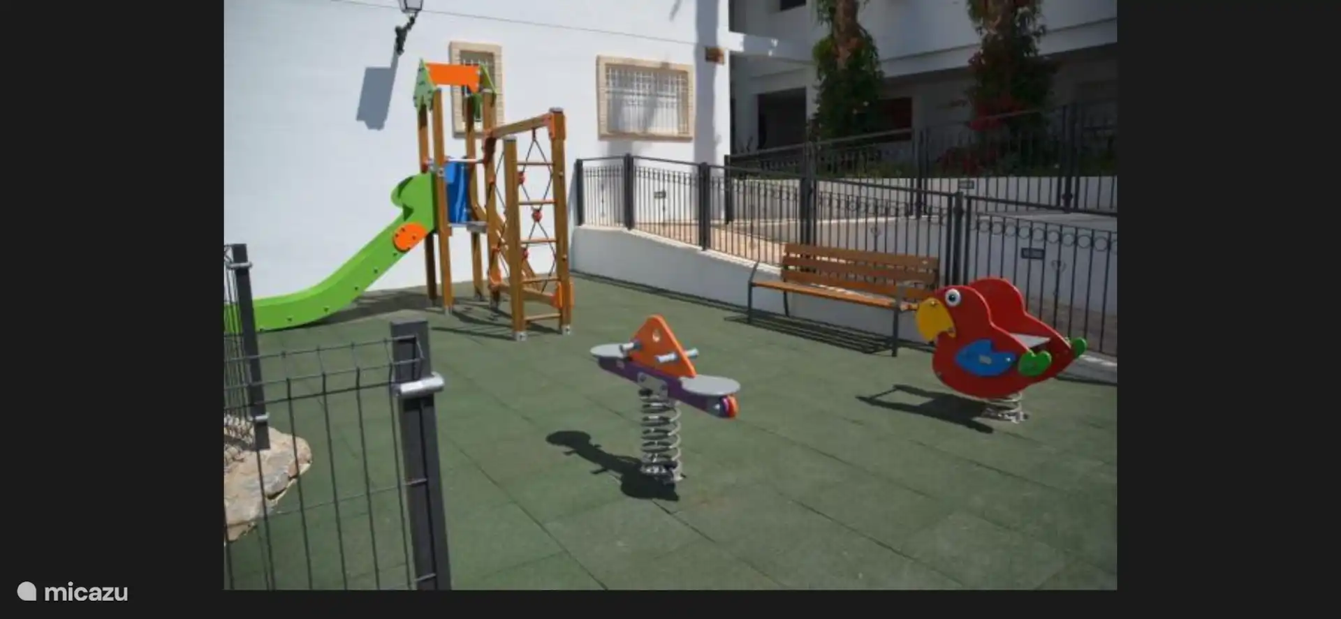 Spielplatz diagonal unterhalb der Wohnung 