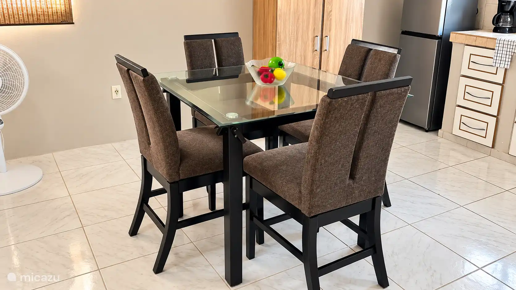 Moderne eethoek met glazen tafel en comfortabele stoelen. Ideaal voor samen eten, werken of plannen maken voor je dag. Gelegen naast de keuken voor extra gemak.