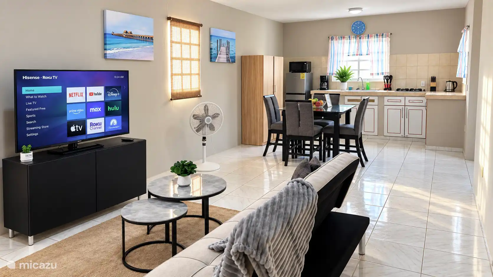 Ruime woonkamer met comfortabele bank, smart tv en moderne inrichting. Perfect om te ontspannen na een dag op pad of om gezellig samen te zitten.